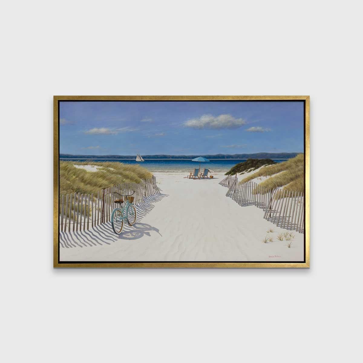 Dieser limitierte Druck von Daniel Pollera zeigt einen sandigen Weg mit einem Holzzaun und Gras auf beiden Seiten, der zu einem Strand führt. Zwei Liegestühle und ein Sonnenschirm blicken auf ein leuchtend blaues Gewässer, mit Hügeln am Horizont,