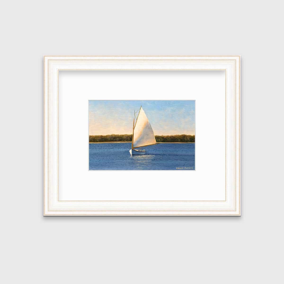 Dieser Druck in limitierter Auflage von Daniel Pollera zeigt ein kleines Segelboot mit einem weißen Verkauf, das entlang einer Küstenlinie mit grünem Laub im Hintergrund segelt. Die Sonne scheint von der linken Seite der Komposition, so dass der