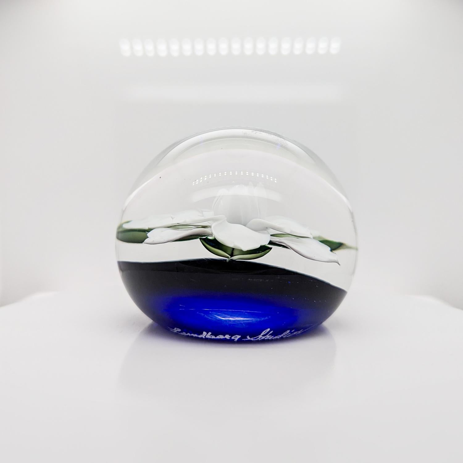 American Daniel Salazar Lundberg Studios Art Glass White Gardenia Paperweight For Sale