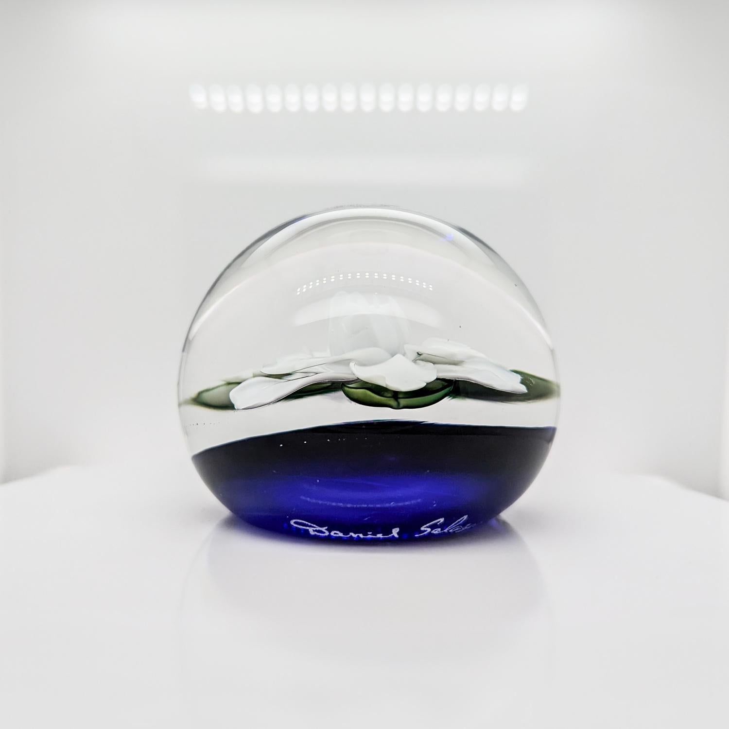 Daniel Salazar Lundberg Studios, Briefbeschwerer aus weißem Gardenia-Kunstglas von Daniel Salazar im Zustand „Gut“ im Angebot in Philadelphia, PA
