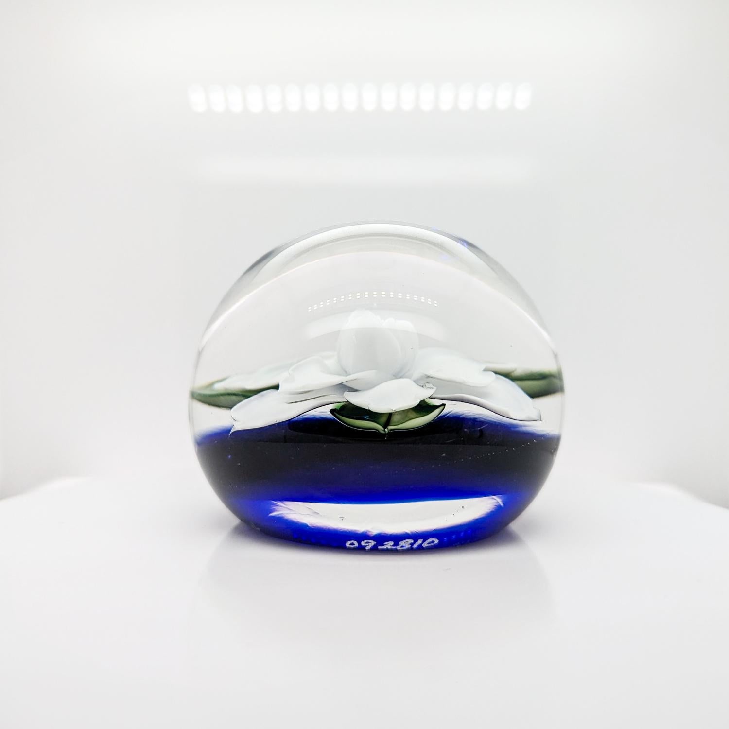 Late 20th Century Daniel Salazar Lundberg Studios Art Glass White Gardenia Paperweight For Sale