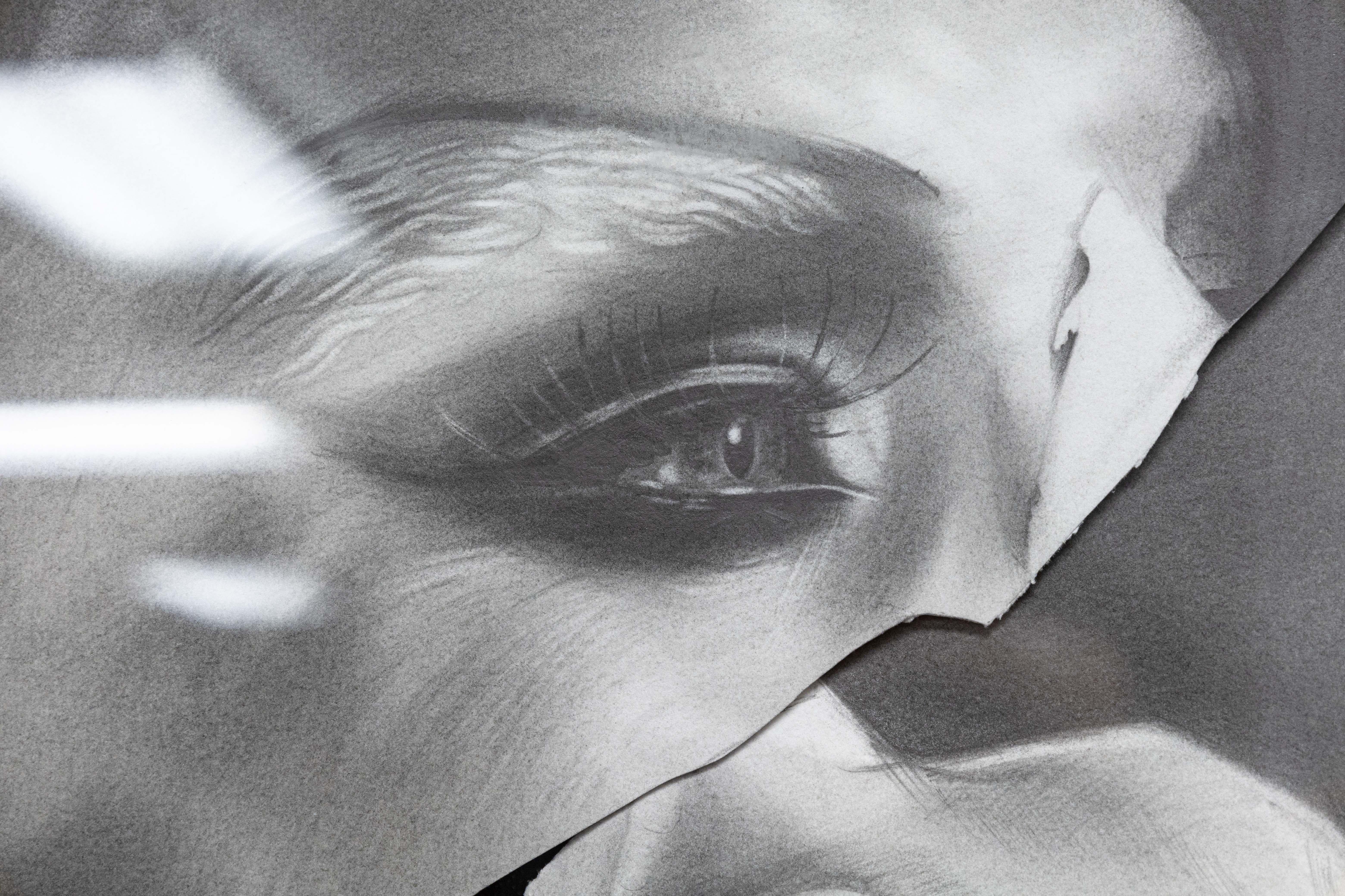 Daniel Samaniego Light Witch Portrait Grafite e carboncino Carta da disegno incorniciata In condizioni buone in vendita a Keego Harbor, MI