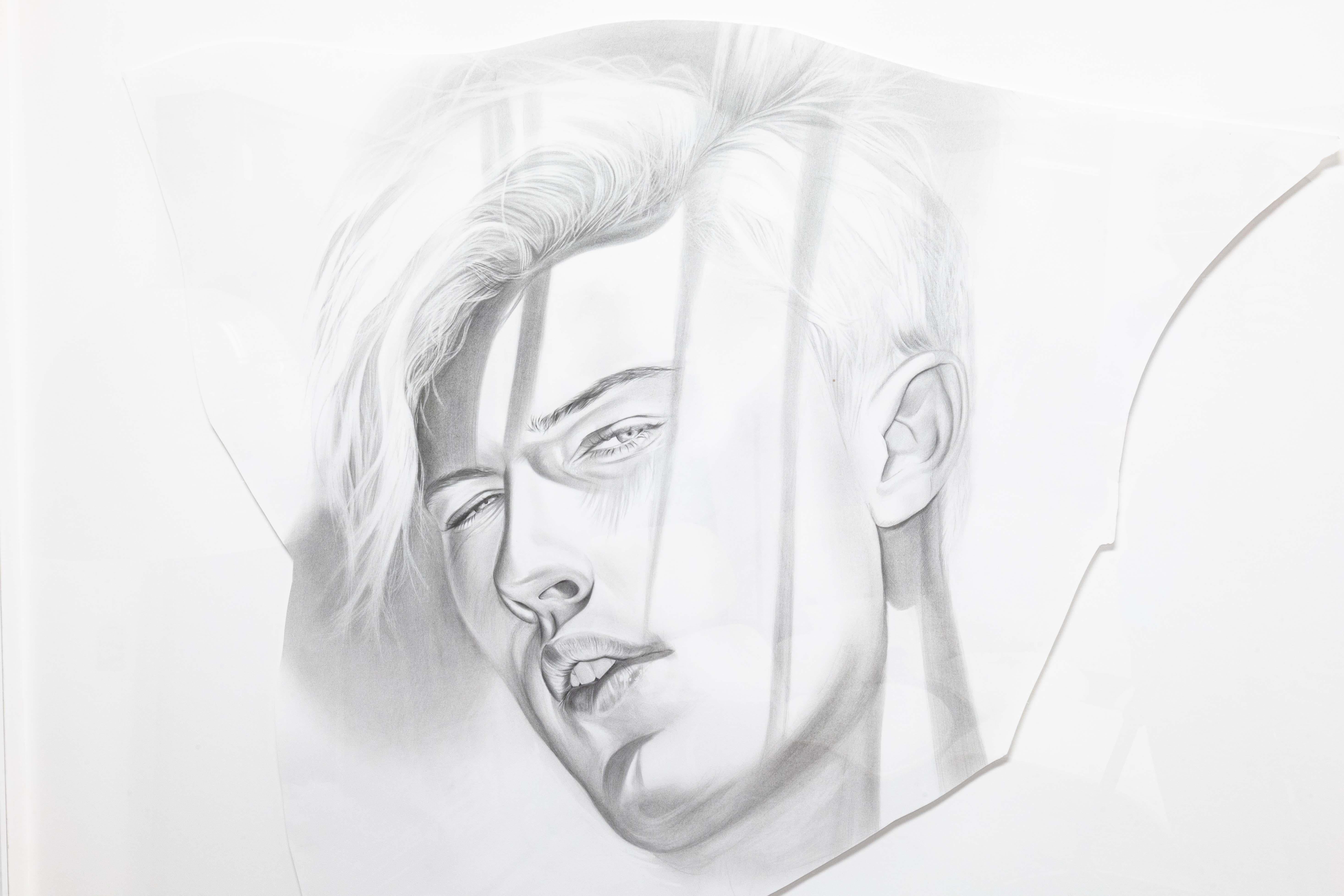 Eine Graphitzeichnung auf Papier, die ein männliches Porträt von Daniel Samaniego darstellt. Circa 2010er Jahre. Eine dramatische Schwarz-Weiß-Komposition mit einem kantig geformten Papier, das an zerbrochenes Glas erinnert. Ein einzigartiges