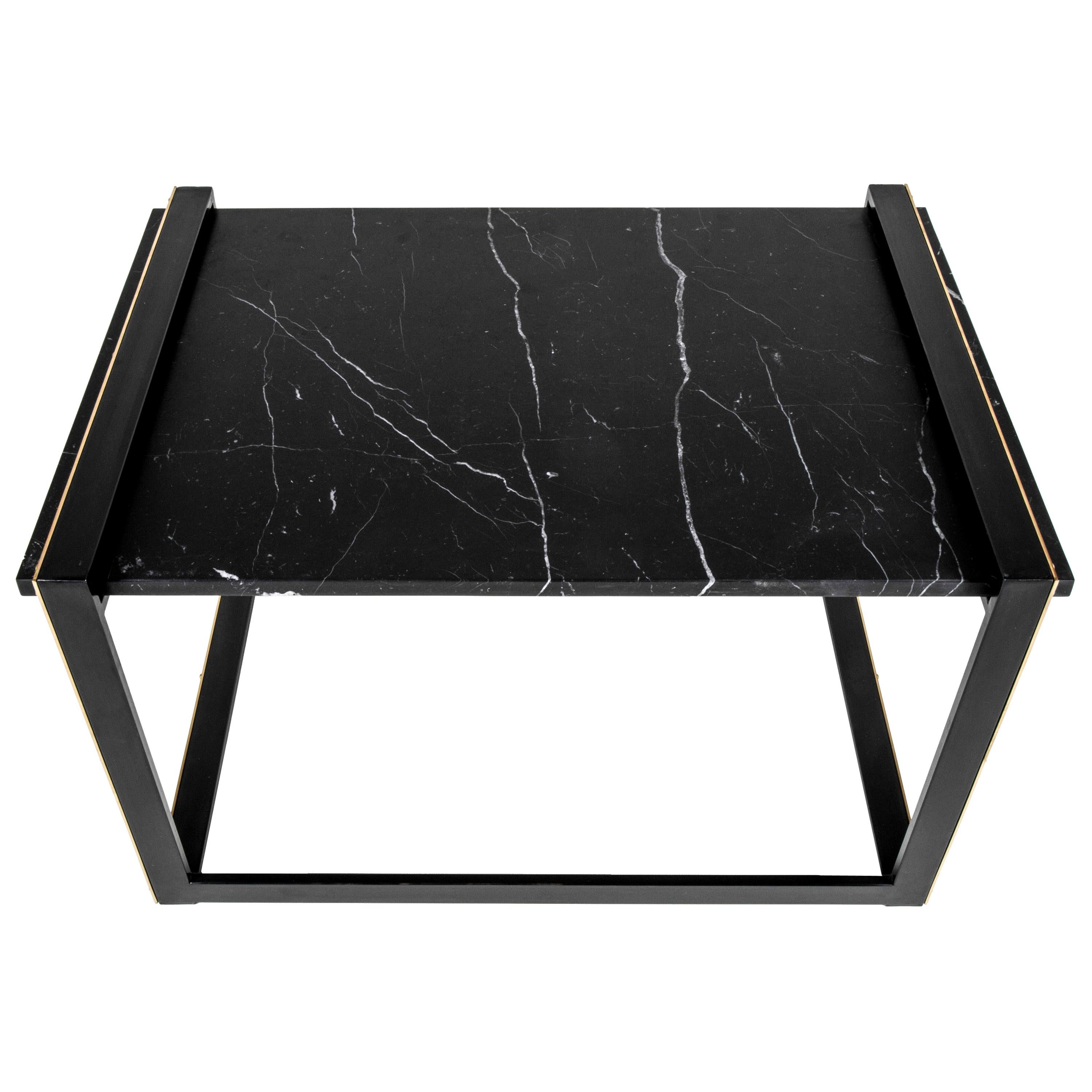 Tavolino Daniel in acciaio annerito, marmo Nero Marquina e inserti in ottone