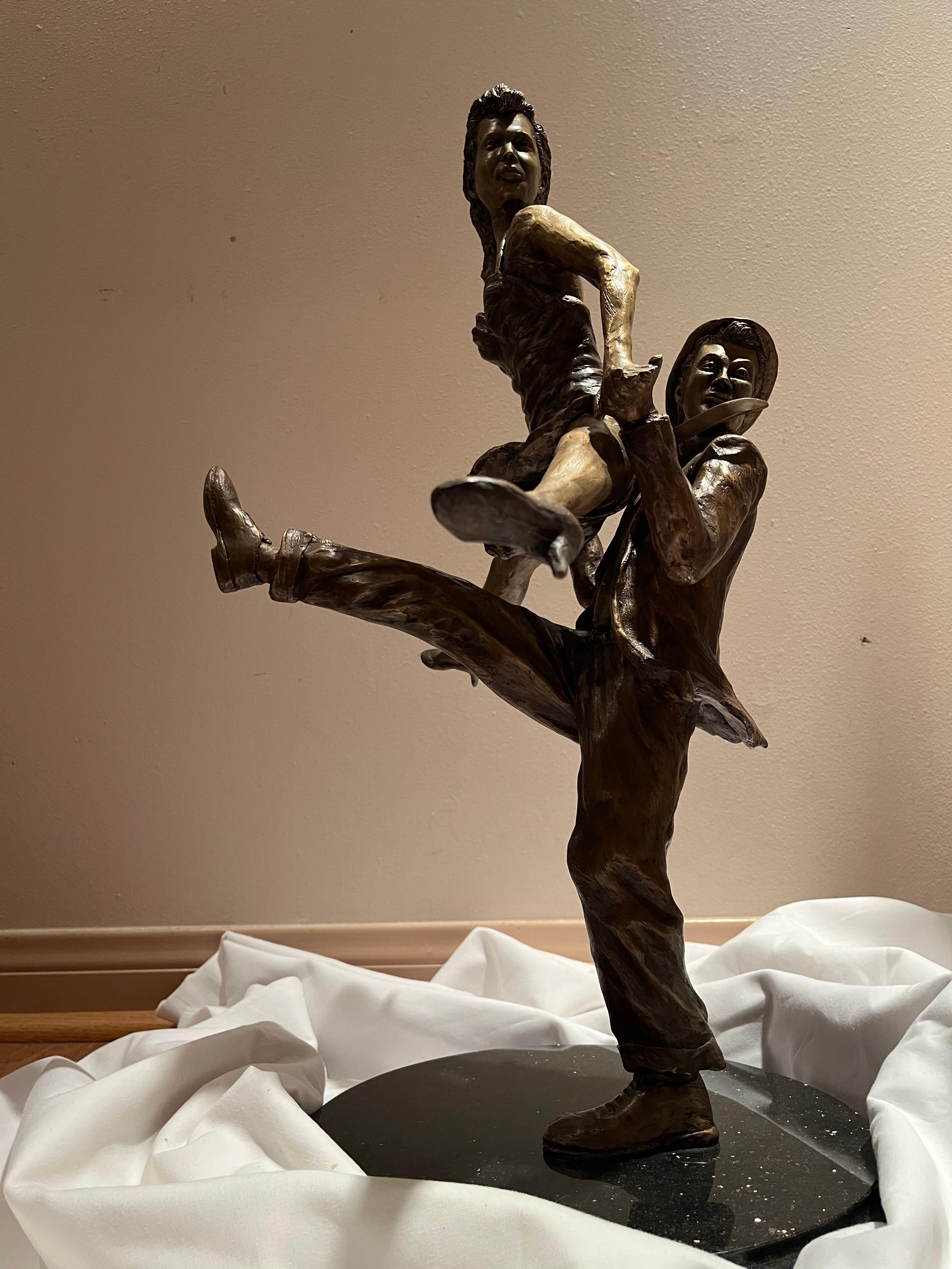 Hora del columpio (Escultura de bronce con base de mármol) - Sculpture de Daniel Stern