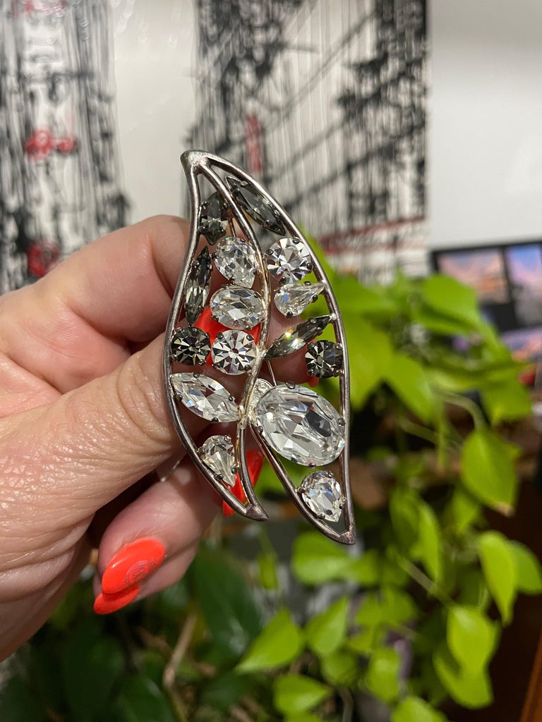 Daniel Swarovski Crystal Leaf Motif Brooch 1980s For Sale at