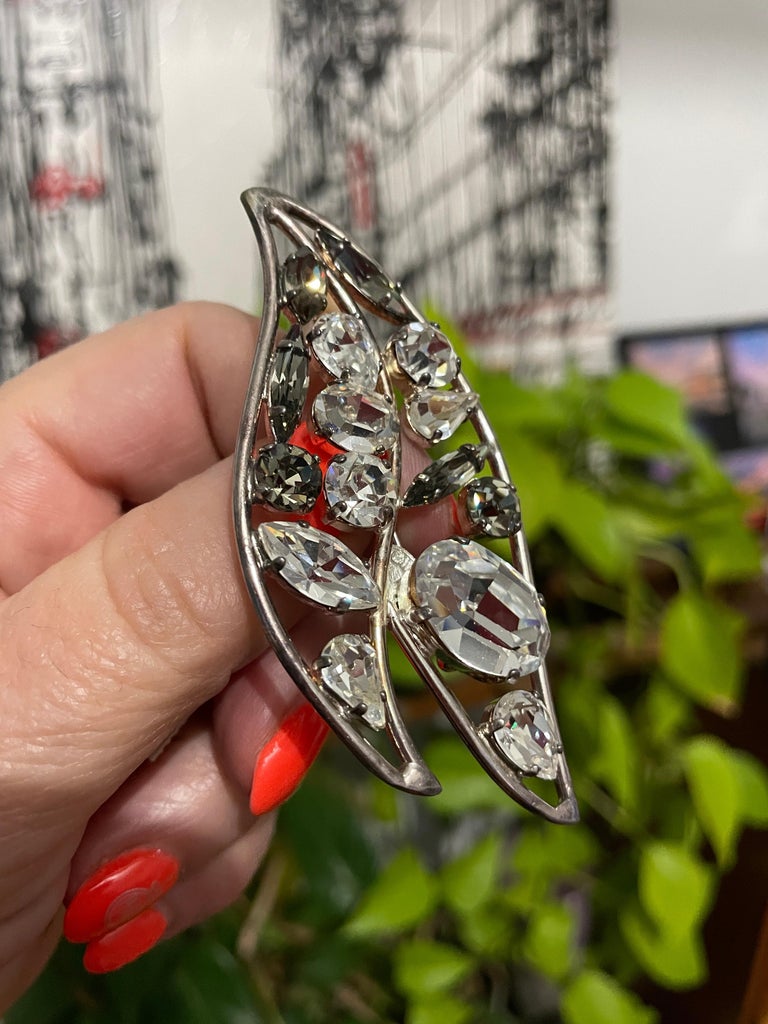 Daniel Swarovski Crystal Leaf Motif Brooch 1980s For Sale at