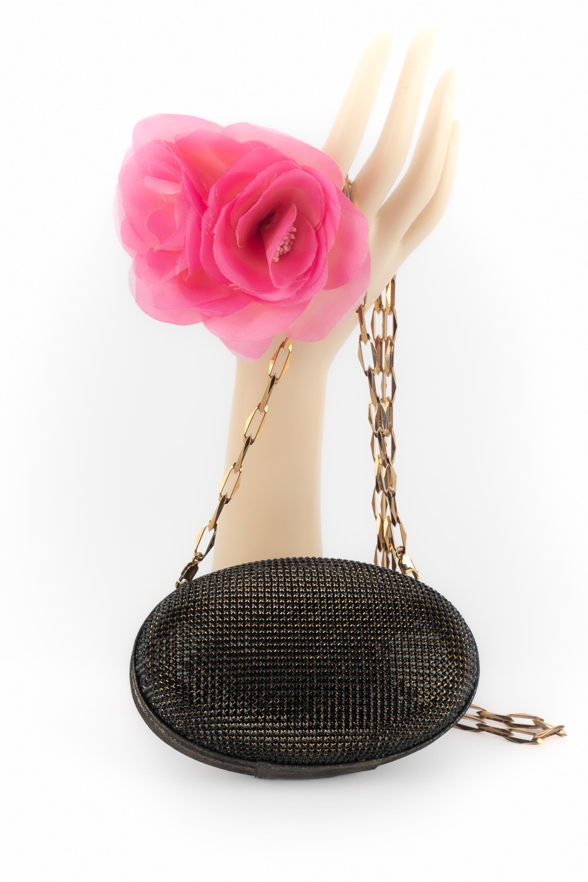 Swarovski - (Fabriqué en France) Sac de soirée en cuir avec strass noirs.

Condit :
Très bon état.

Dimensions :
Largeur : 17 cm - Hauteur : 10 cm - Profondeur : 5 cm - Poignée : 110 cm

SKU:S31


