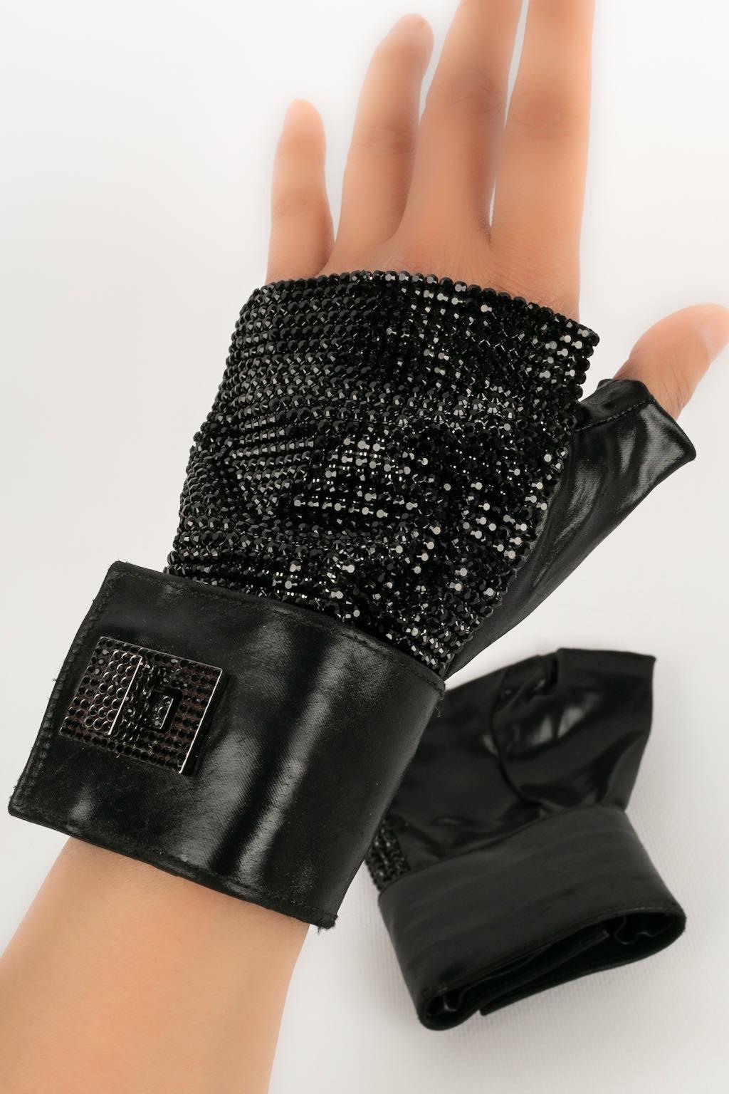 Swarovski - (Made in France) Leather mittens paved with black Swarovski rhinestones.

Additional information:
Condition: Very good condition
Dimensions: Height: 13 cm

Seller Reference: ACC65