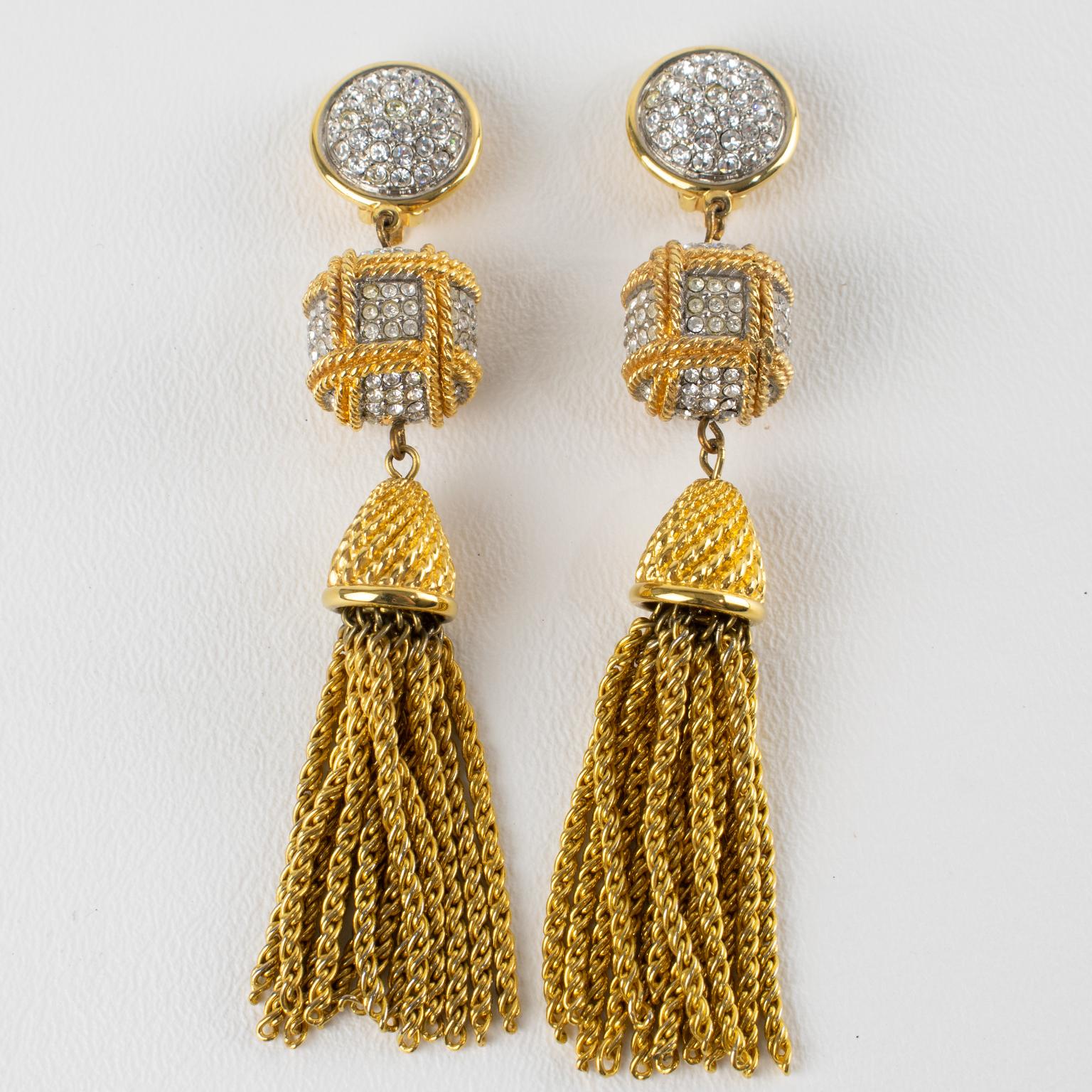 Diese atemberaubenden Daniel Swarovski Ohrringe mit Juwelenbesatz zum Anstecken haben eine auffällige, baumelnde Form mit Couture-Flair. Die seltenen Stücke aus den 1980er Jahren bestehen aus vergoldeten Metallrahmen, die mit klaren