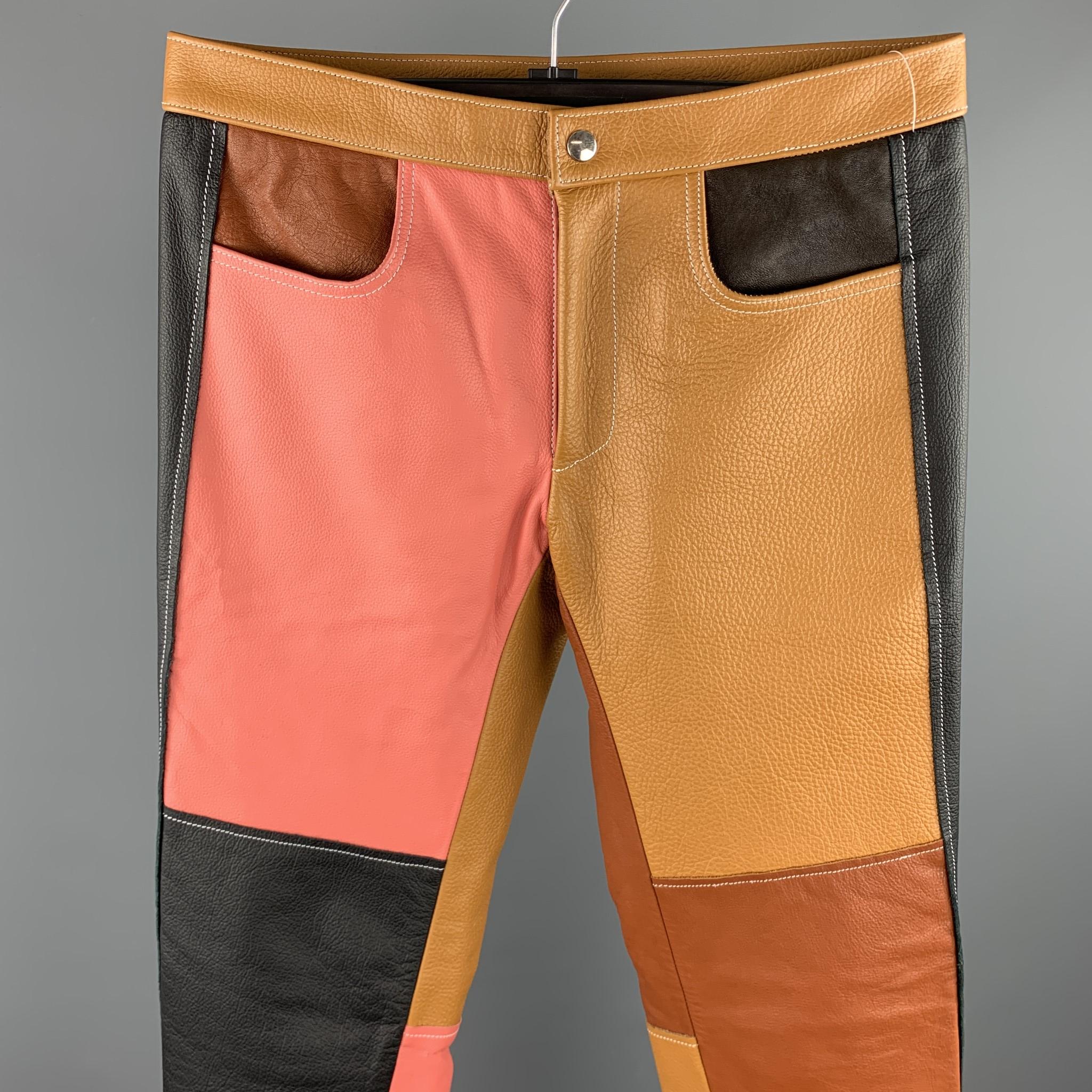 Die lässige Hose von DANIEL W. FLETCHER ist in einem hellbraunen und rosafarbenen Farbblock gehalten und mit einem Seidenfutter versehen. Sie hat eine schmale Passform, Kontrastnähte und wird mit einem Reißverschluss geschlossen. Hergestellt in