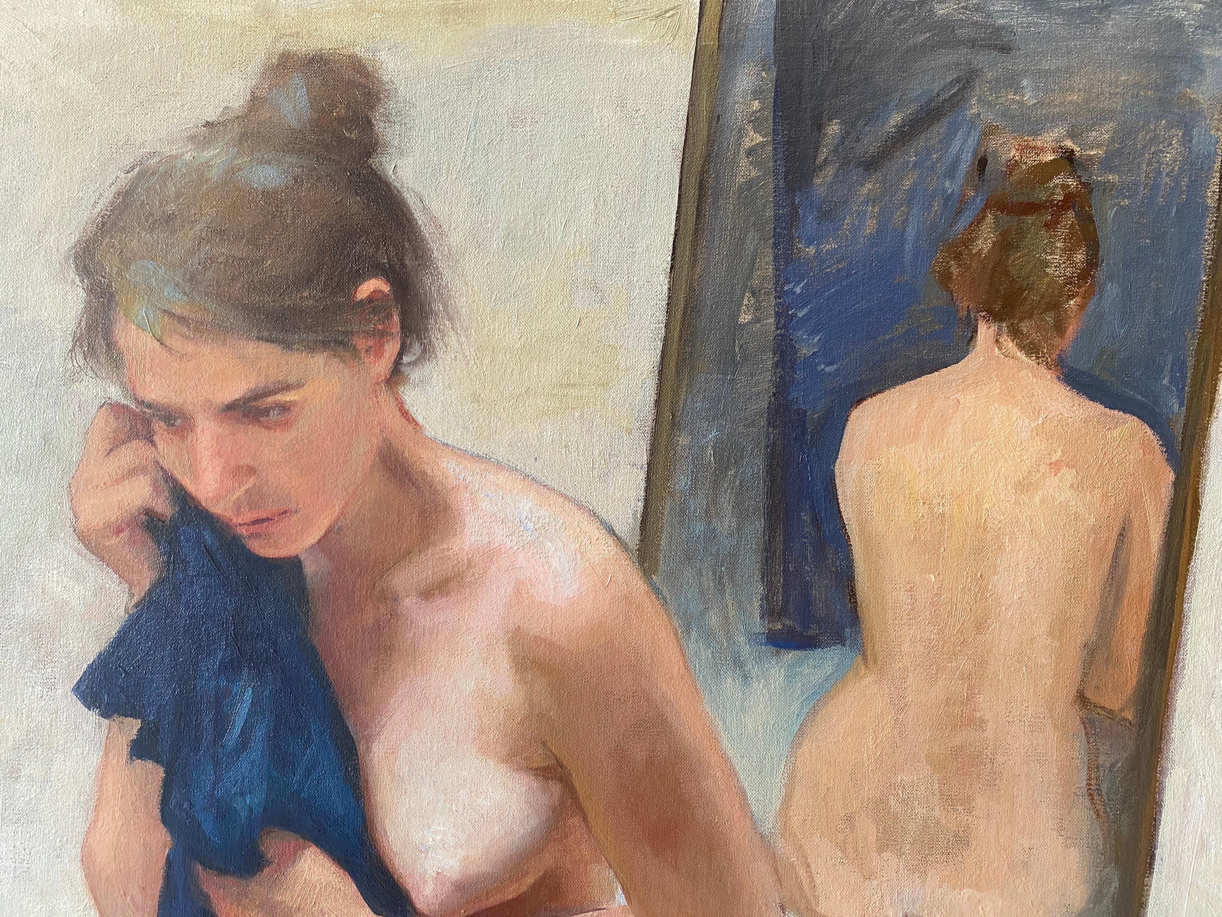Une peinture à l'huile du peintre réaliste italien contemporain, Daniela Astone - Un personnage nu est assis sur un sol blanc et stérile. Un miroir présente le dos du personnage sous un autre angle. Elle tient une serviette jusqu'à son visage,