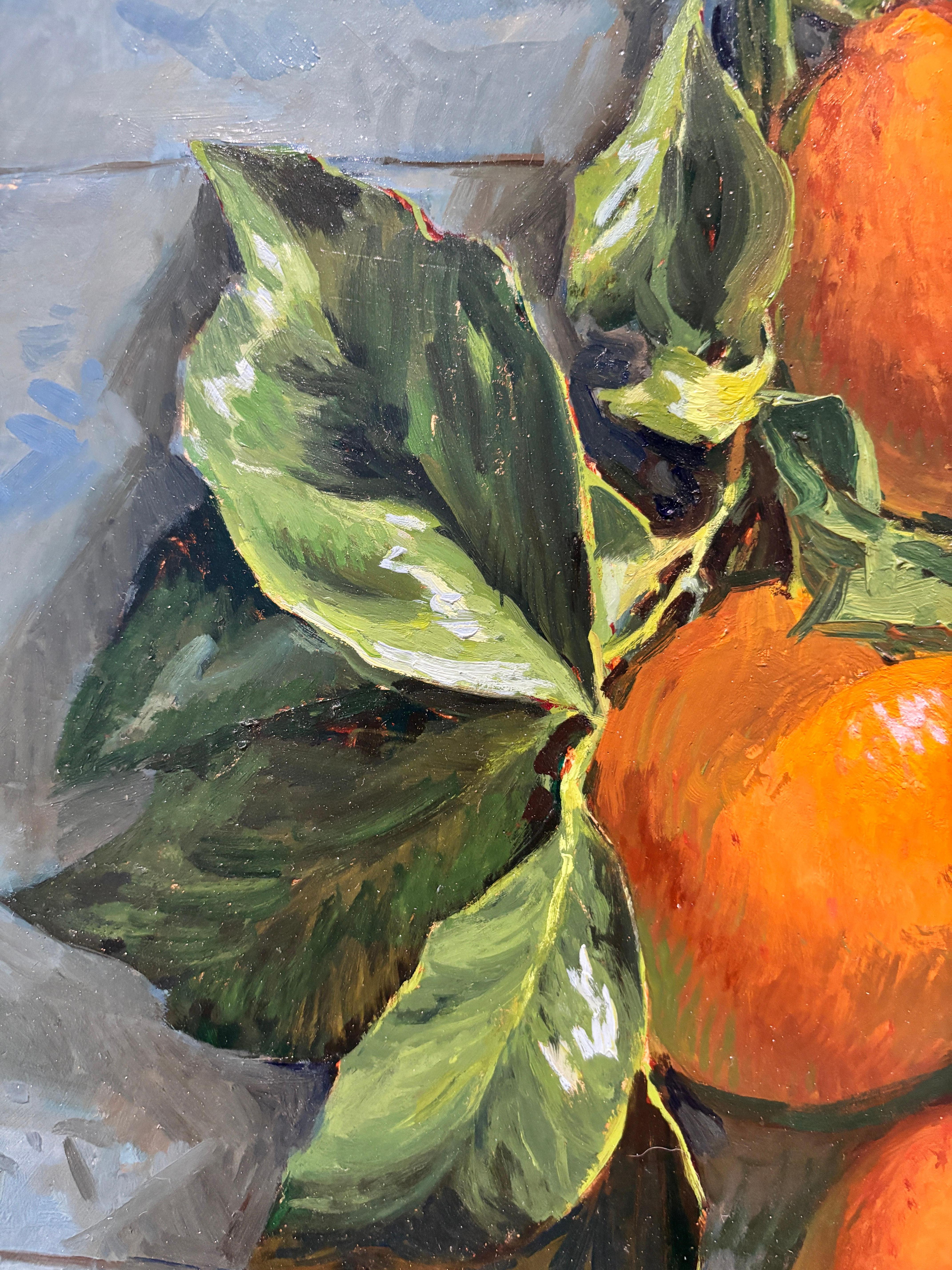 „Oranges #1“ realistisches Stilllebengemälde, orangefarbene Früchte mit Blättern im Angebot 7