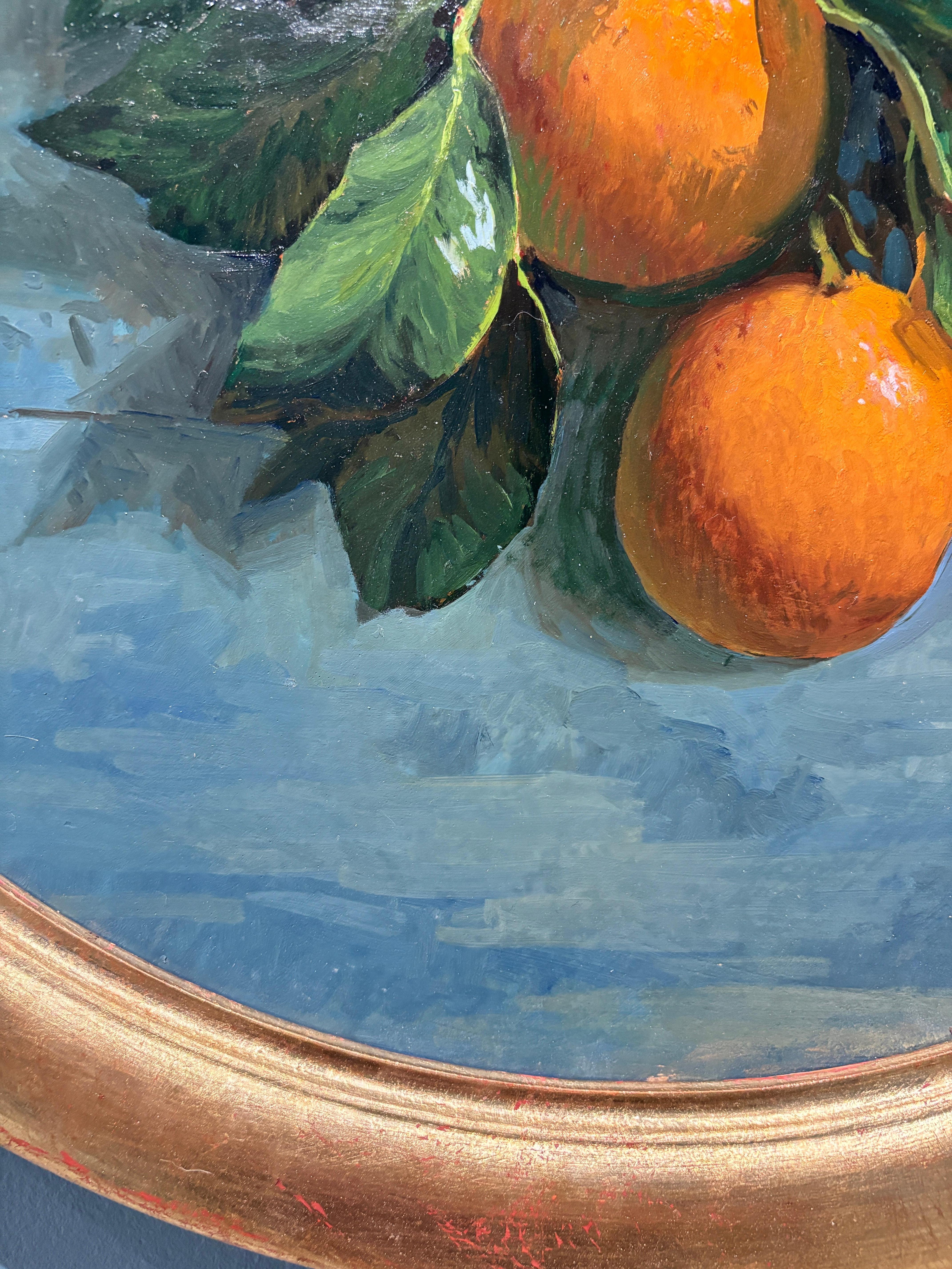 „Oranges #1“ realistisches Stilllebengemälde, orangefarbene Früchte mit Blättern im Angebot 9
