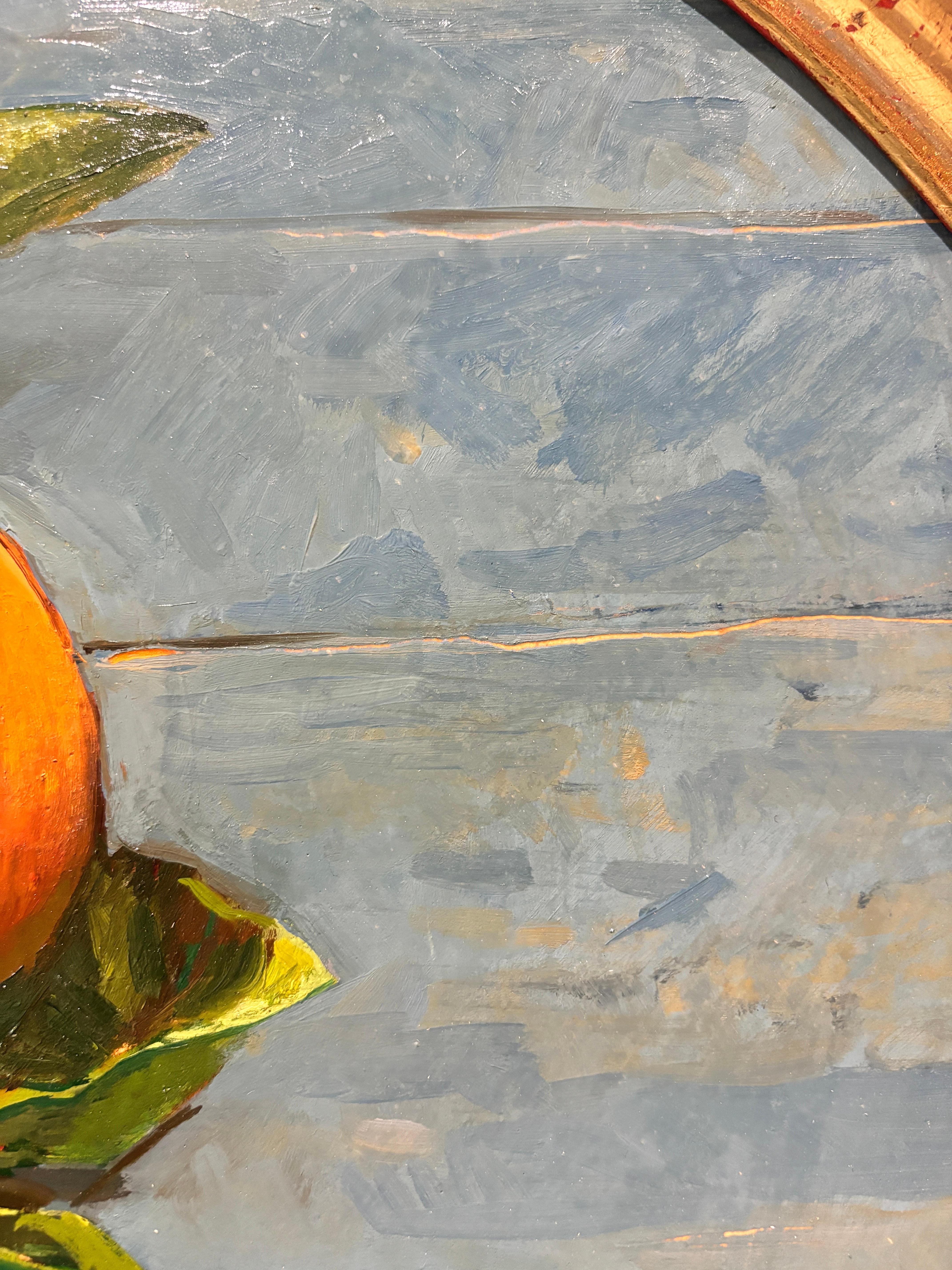 „Oranges #1“ realistisches Stilllebengemälde, orangefarbene Früchte mit Blättern im Angebot 10