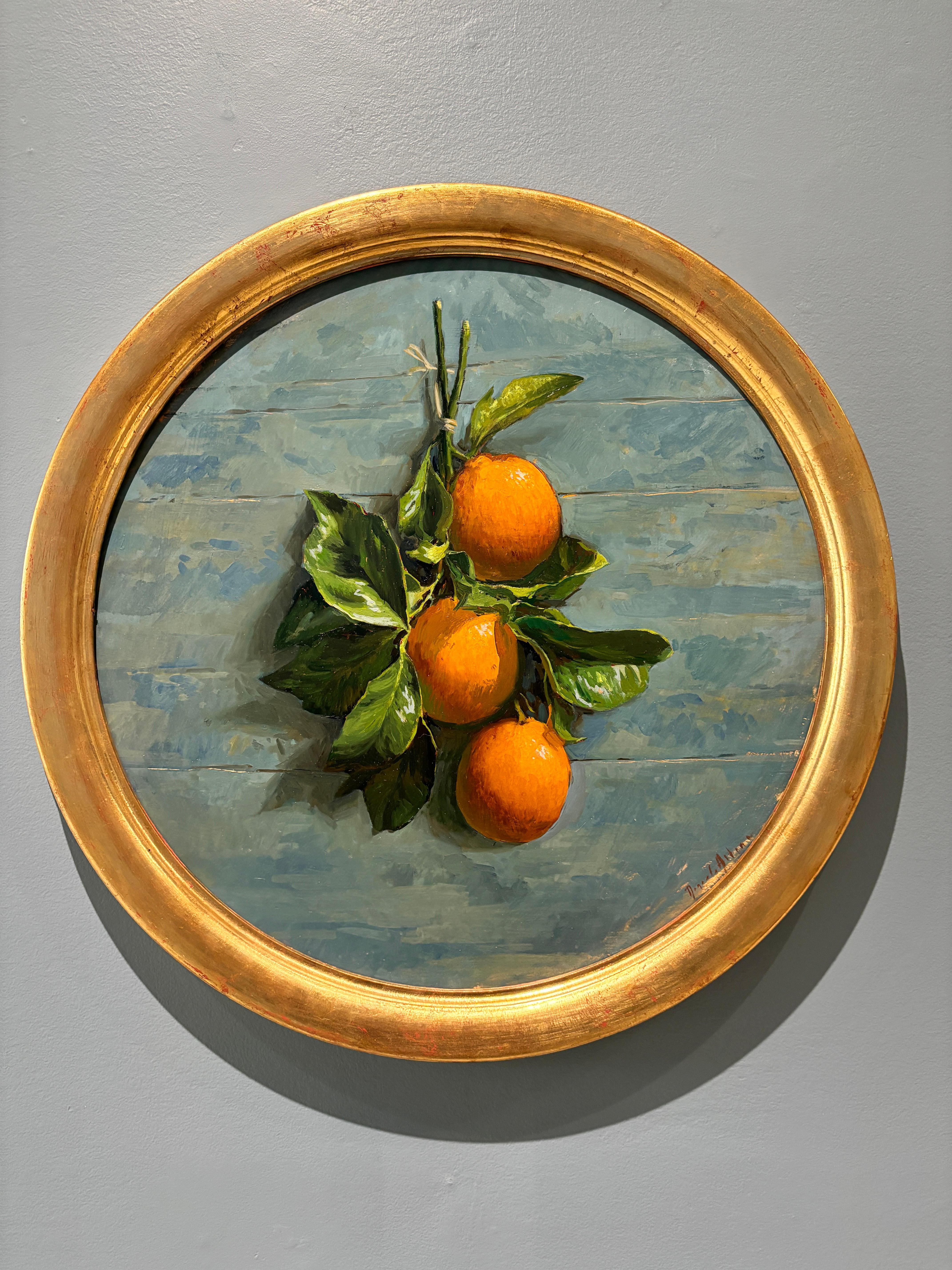 „Oranges #1“ realistisches Stilllebengemälde, orangefarbene Früchte mit Blättern (Realismus), Painting, von Daniela Astone