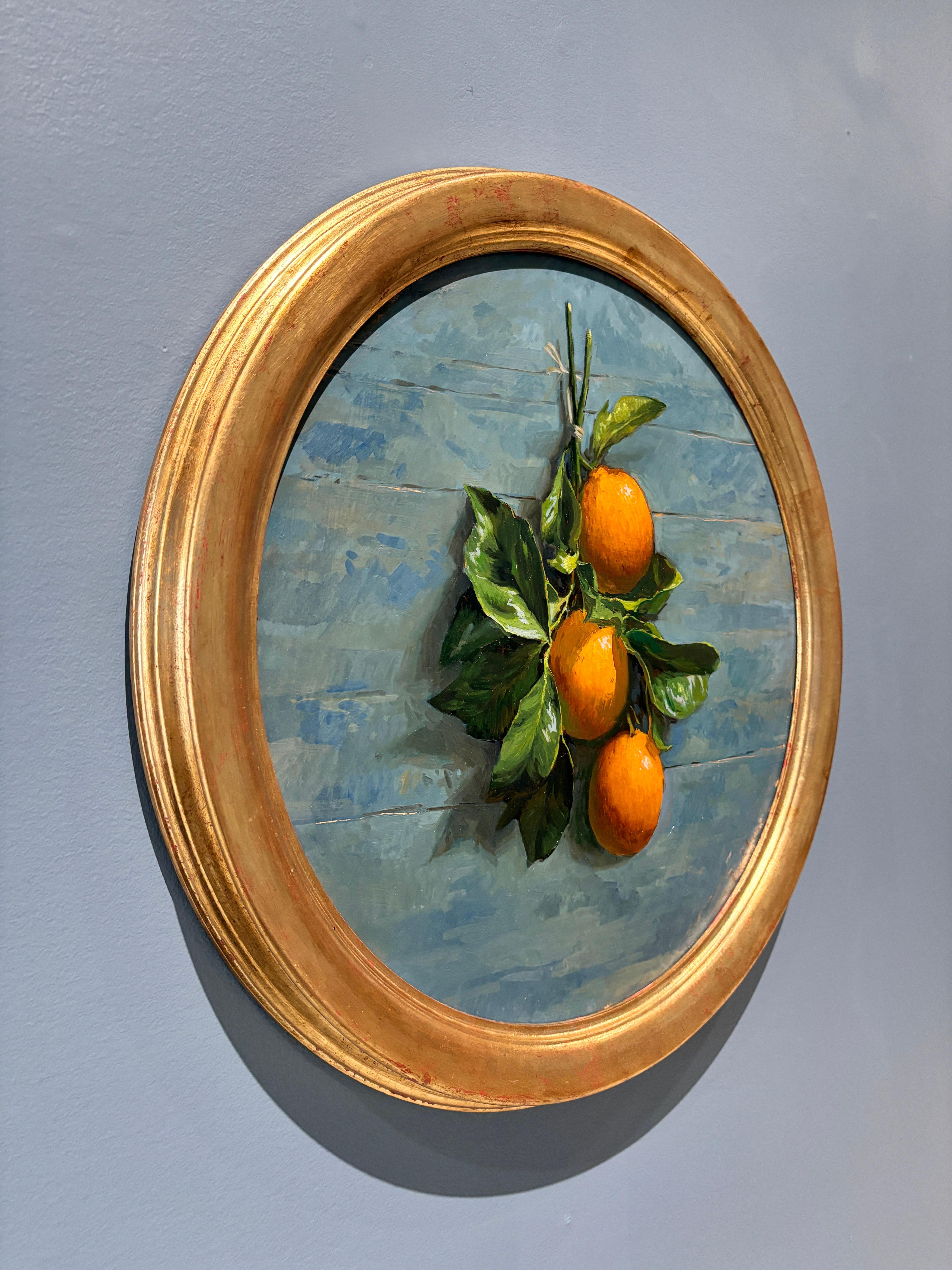 „Oranges #1“ realistisches Stilllebengemälde, orangefarbene Früchte mit Blättern im Angebot 1