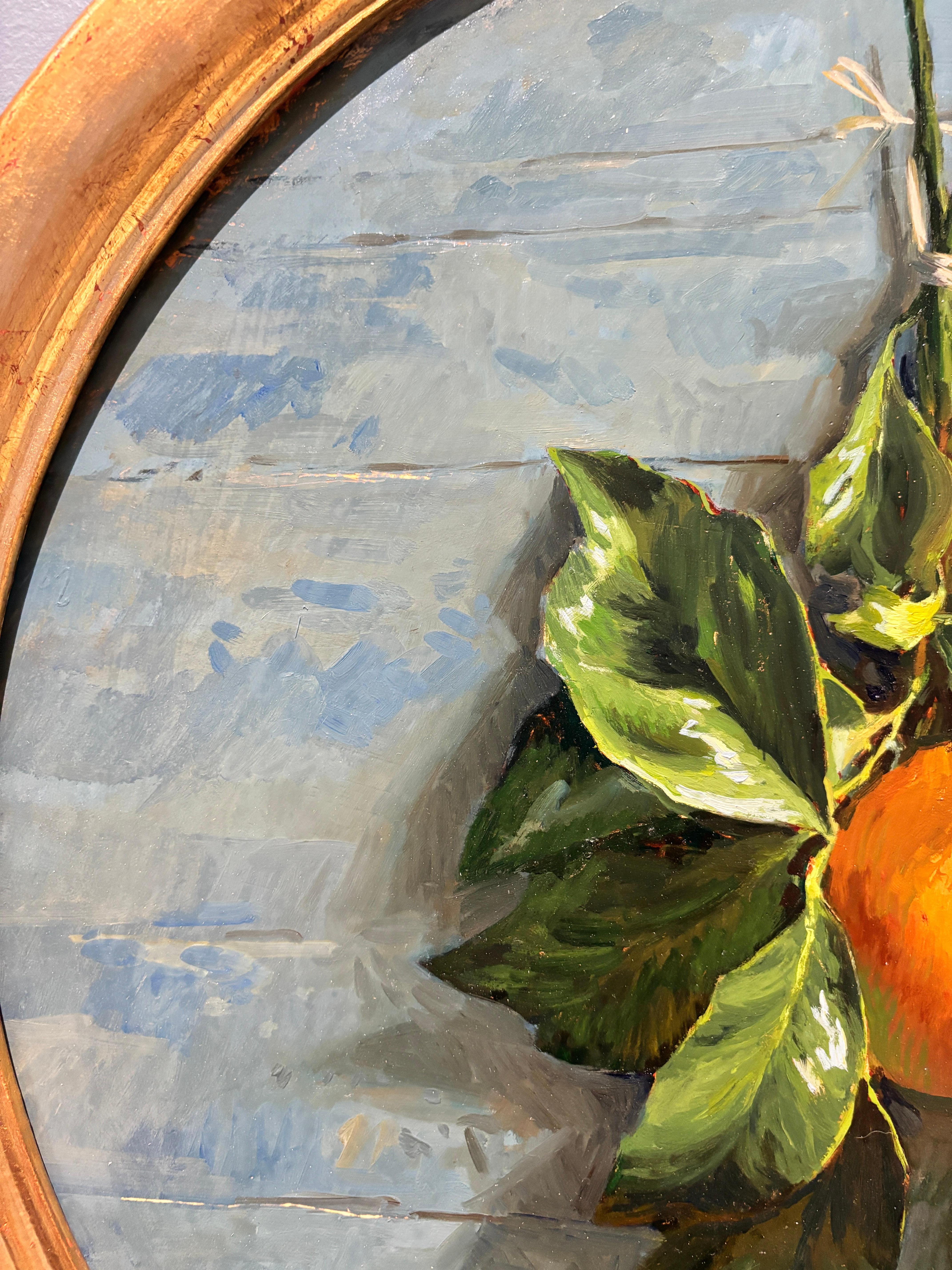 „Oranges #1“ realistisches Stilllebengemälde, orangefarbene Früchte mit Blättern im Angebot 2