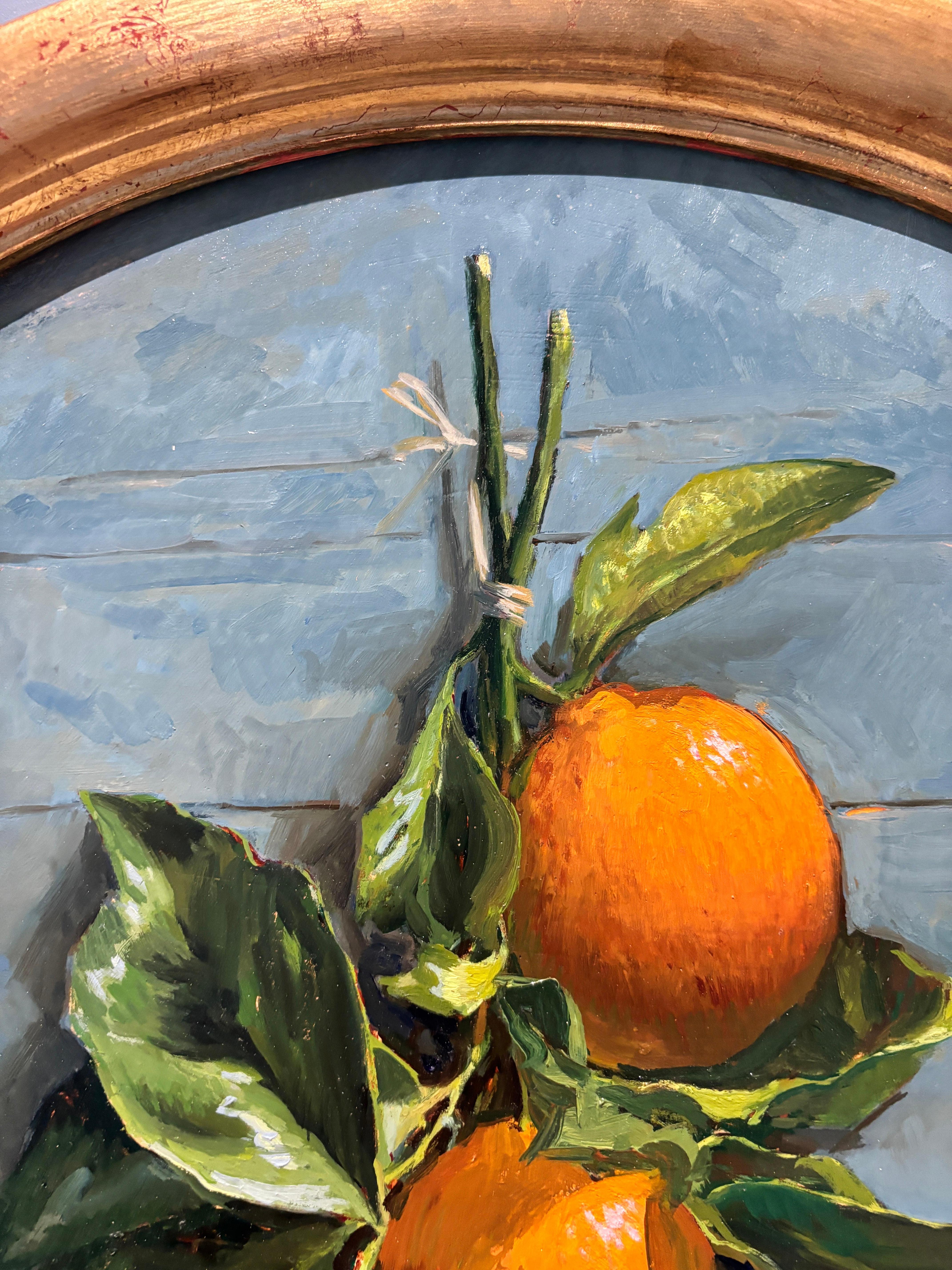 „Oranges #1“ realistisches Stilllebengemälde, orangefarbene Früchte mit Blättern im Angebot 3