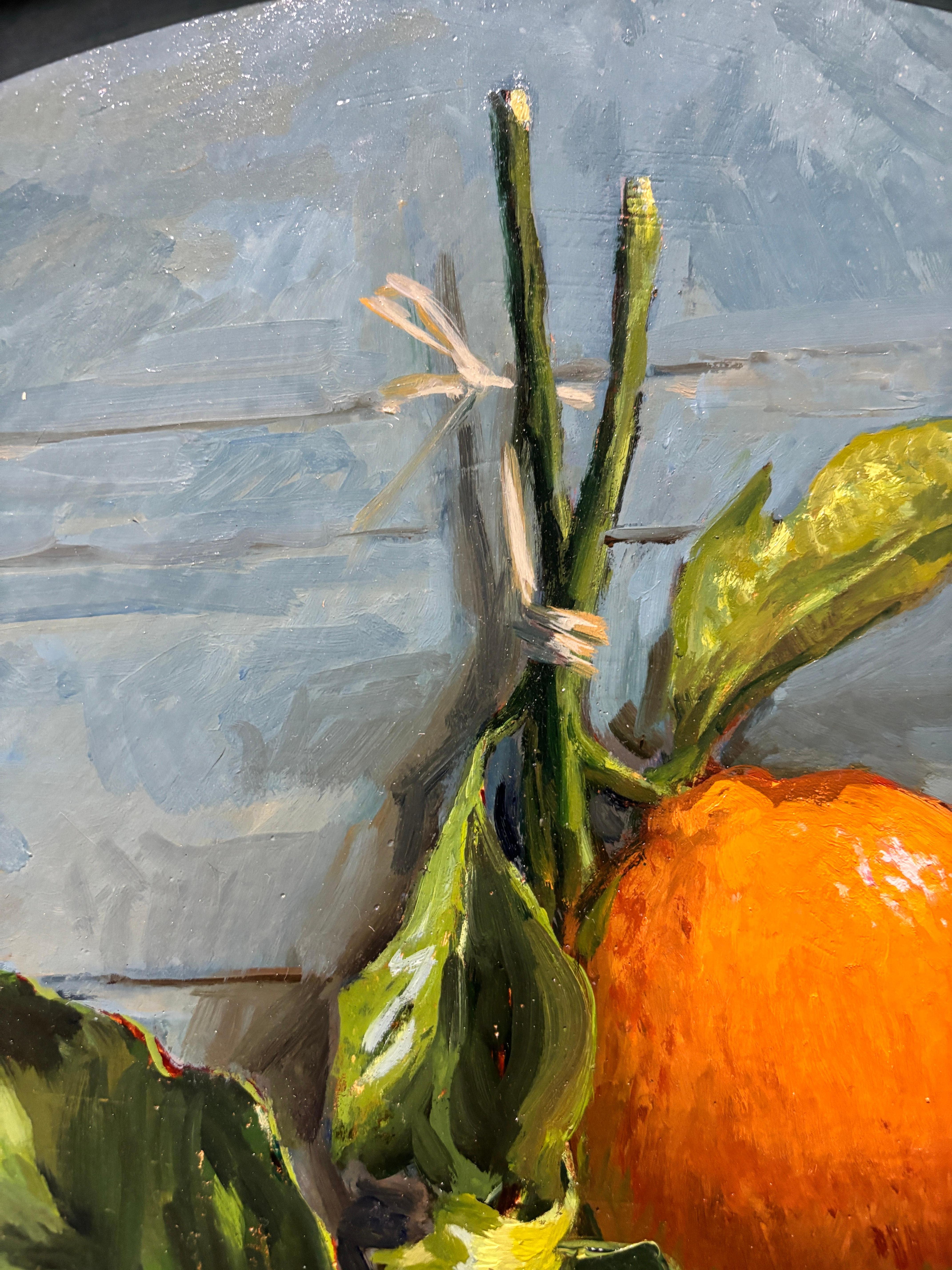 „Oranges #1“ realistisches Stilllebengemälde, orangefarbene Früchte mit Blättern im Angebot 4