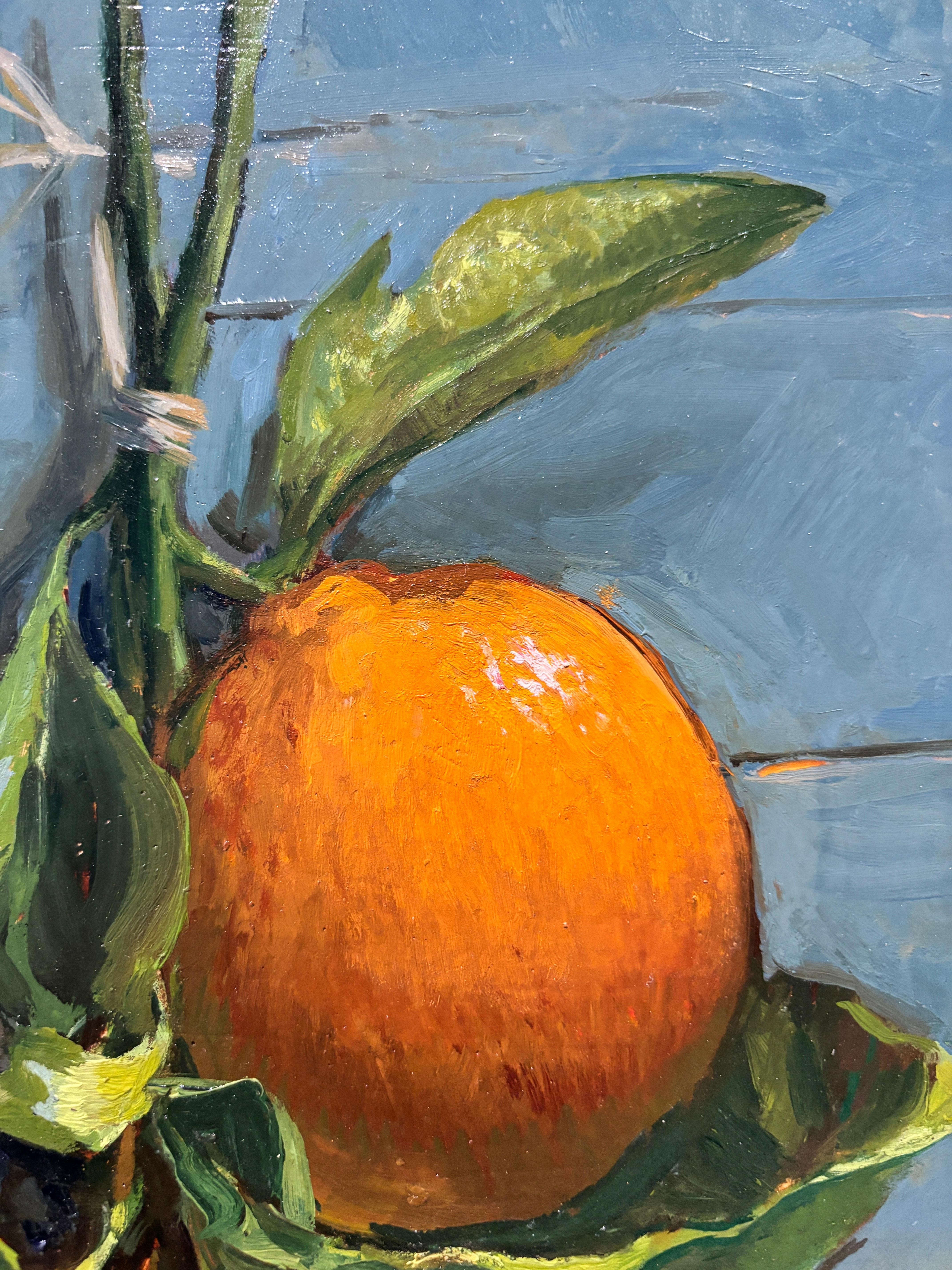 „Oranges #1“ realistisches Stilllebengemälde, orangefarbene Früchte mit Blättern im Angebot 5