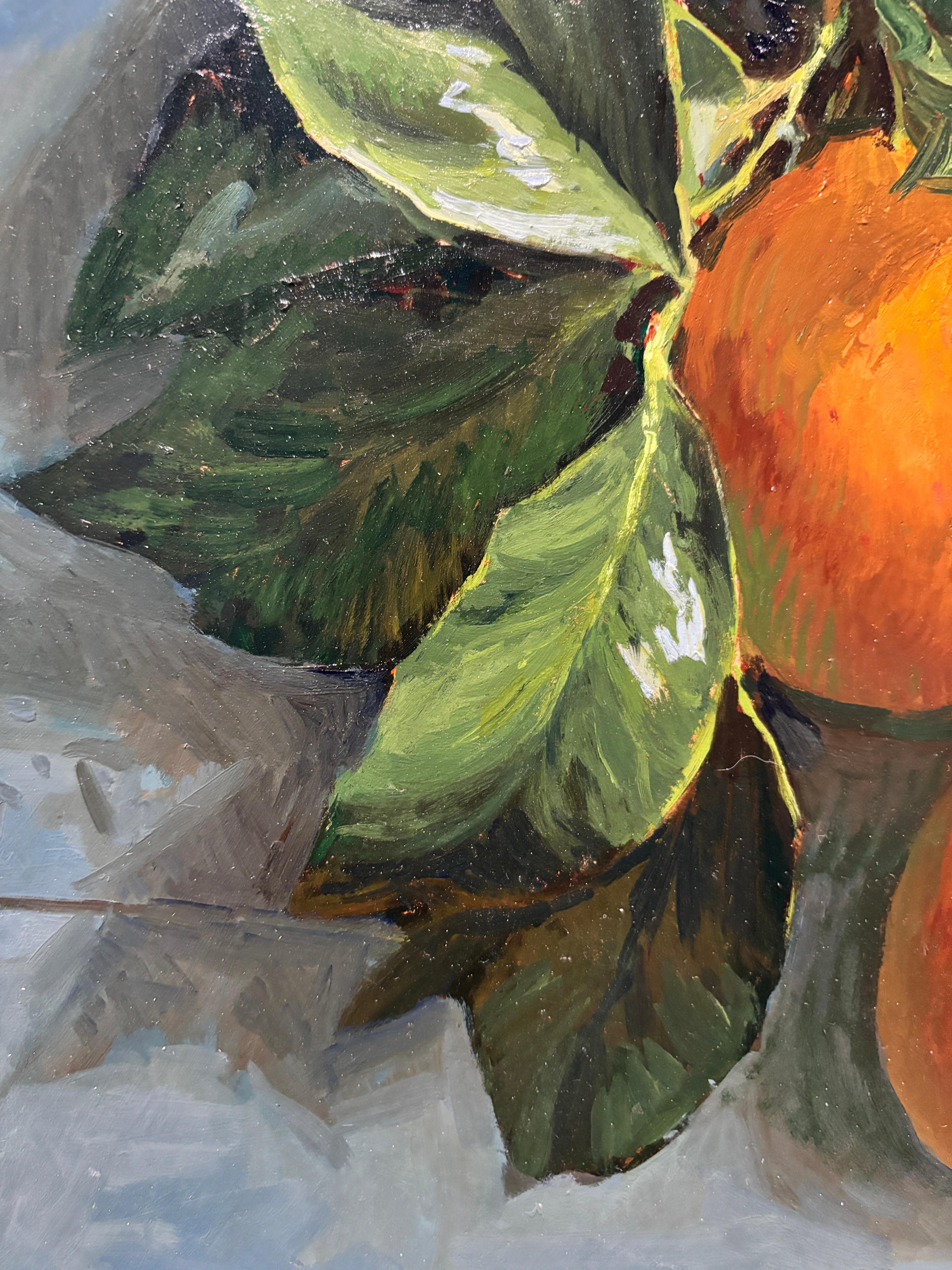 „Oranges #1“ realistisches Stilllebengemälde, orangefarbene Früchte mit Blättern im Angebot 6