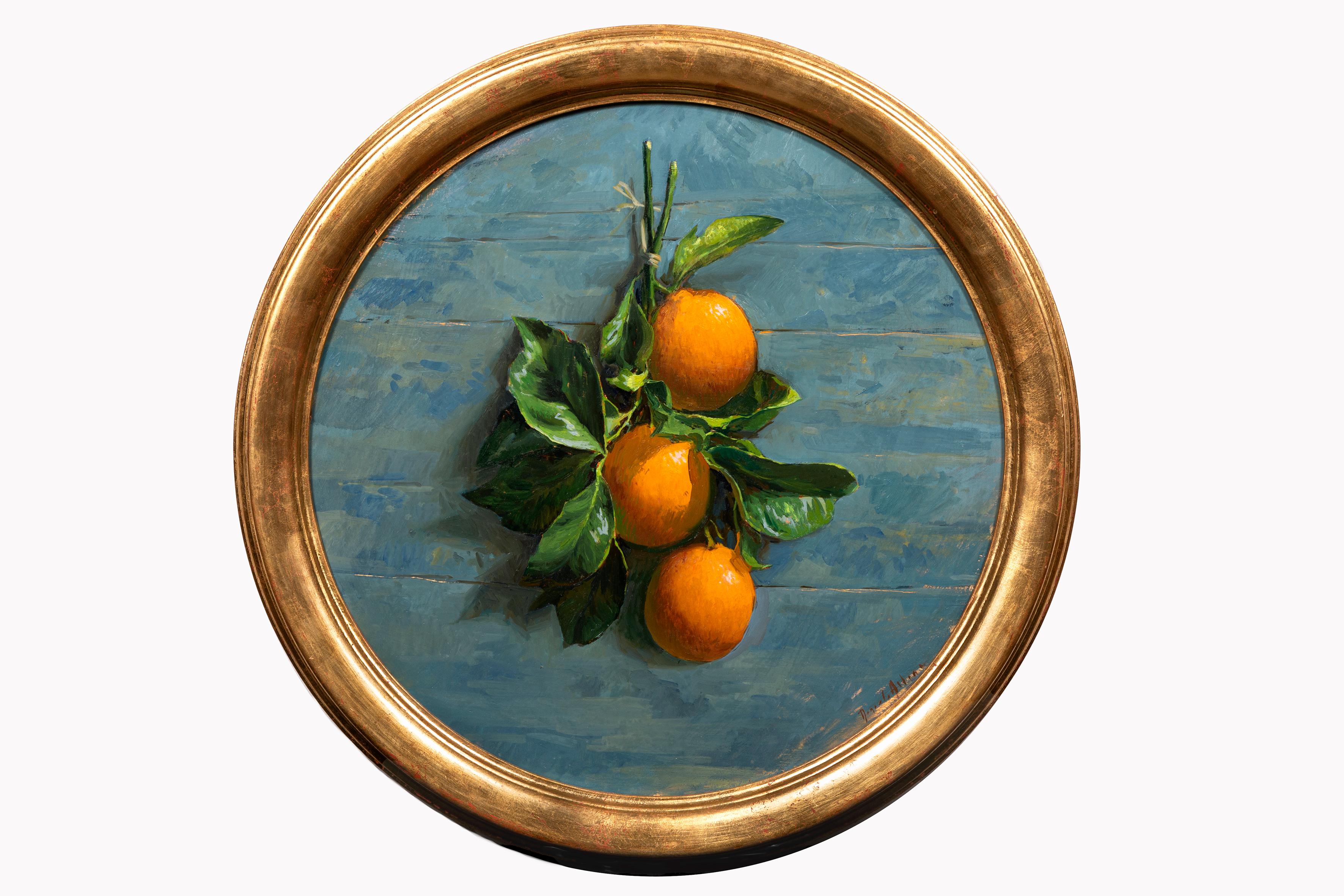 „Oranges #1“ realistisches Stilllebengemälde, orangefarbene Früchte mit Blättern – Painting von Daniela Astone