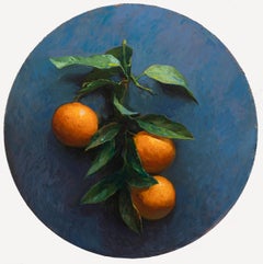 Nature morte classique "Oranges", branche d'oranges fraîchement coupées suspendue à un mur bleu.