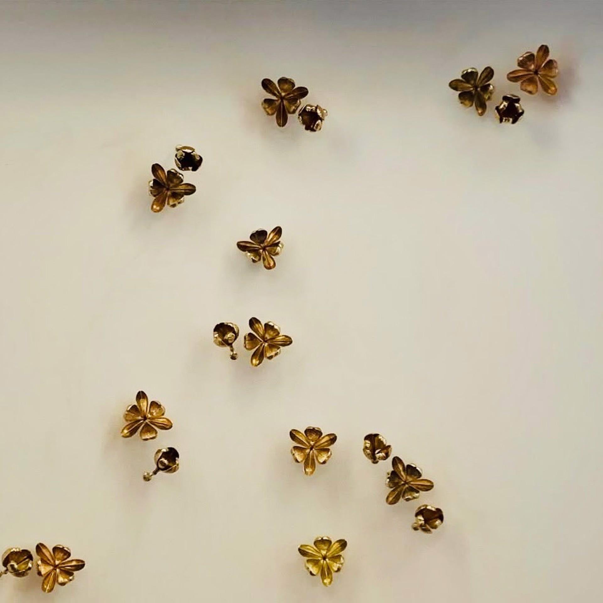 11 Tefe Flowers - Contemporary Sculpture by Daniela Cutait