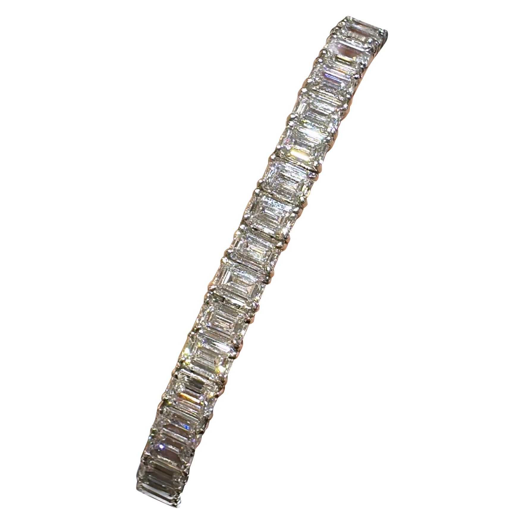 Daniela Design Emerald - cut diamond riviera line Tennisarmband ist absolut erstaunlich in luxuriösem Platin gefertigt und mit 50 Diamanten im Smaragdschliff von jedem GIA-zertifizierten Stein 16,77 Karat! Trueing für eine Königin. Jeder wird