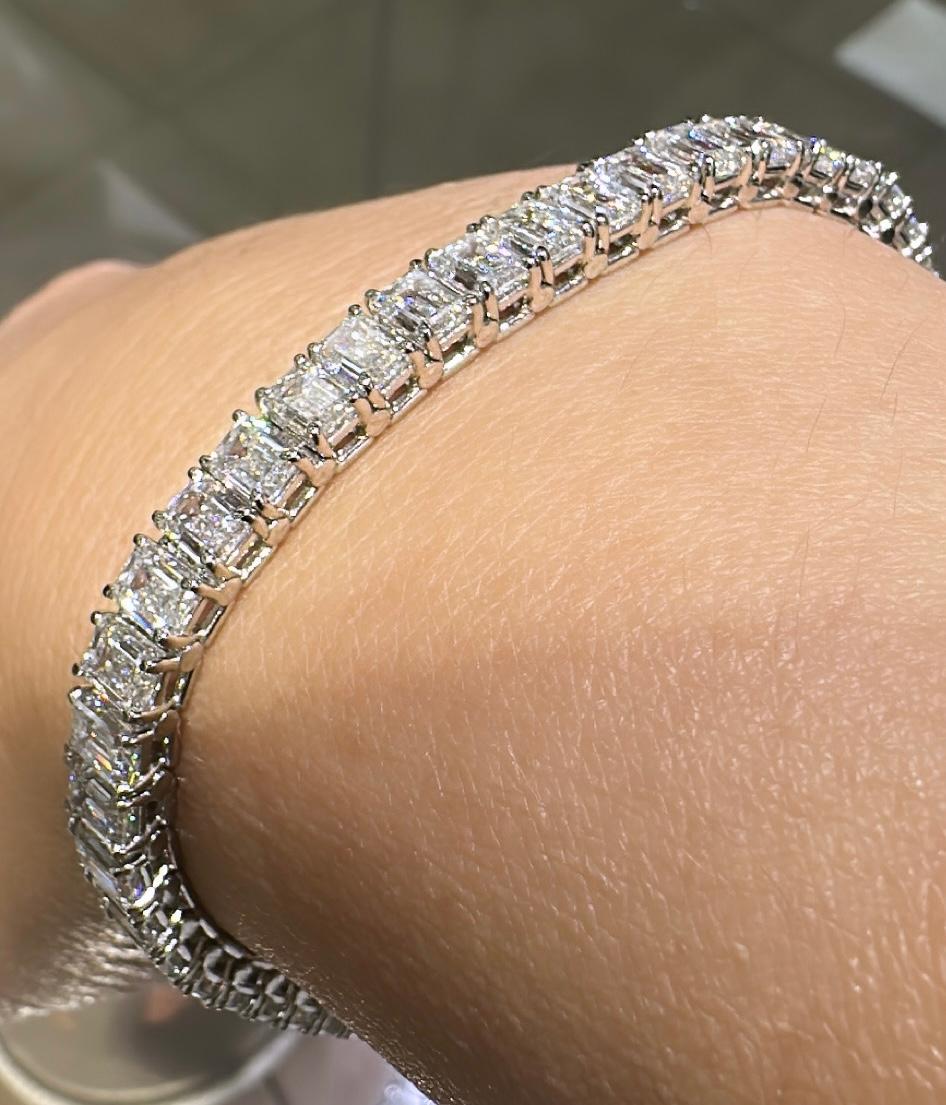 Daniela Design16,77 Karat GIA-zertifiziertes Riviera-Armband aus Platin mit 50 Smaragdschliff im Zustand „Neu“ in New York, NY