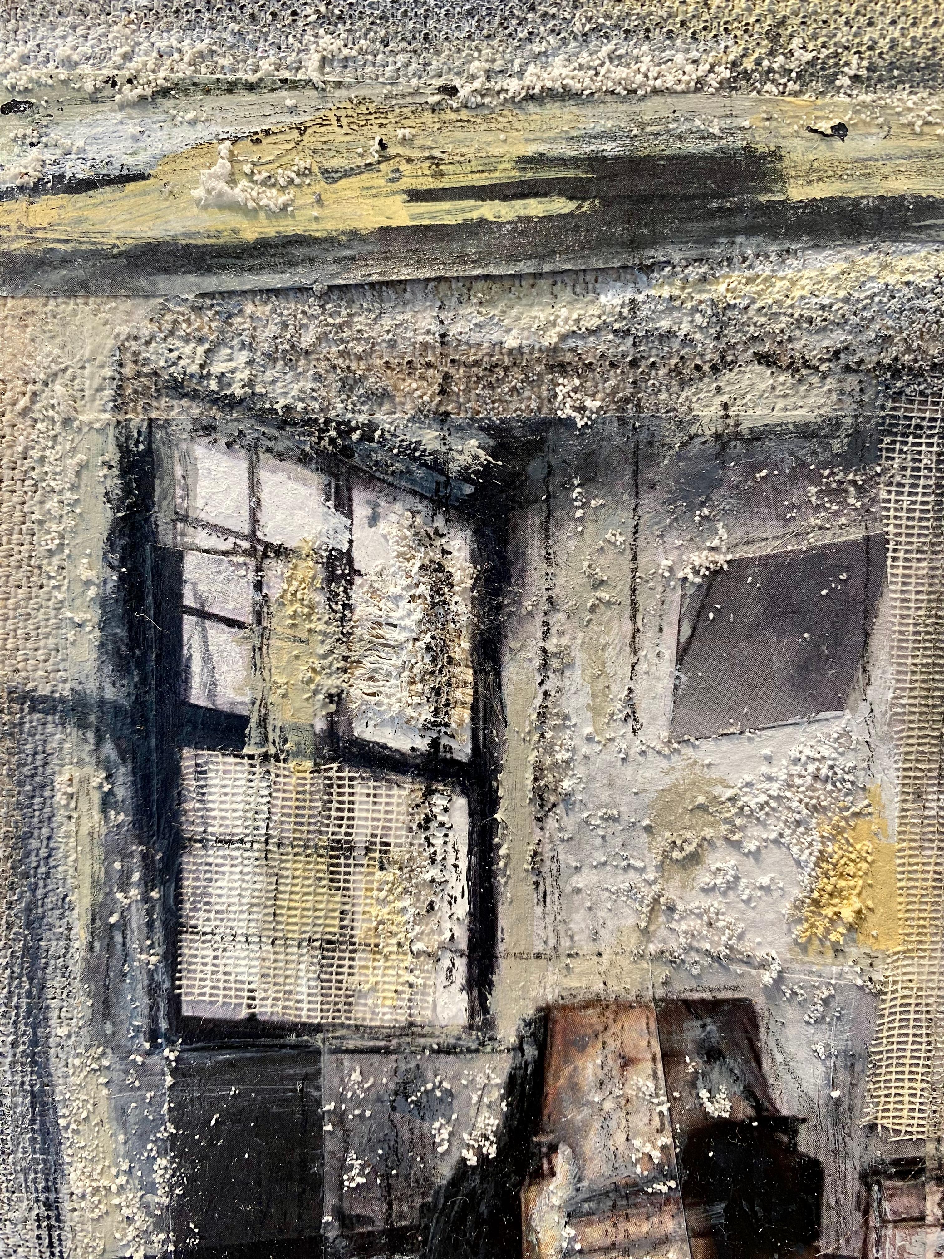 ''Interno con testa di cavallo'', contemporain, peinture à l'huile originale. - Gris Figurative Painting par Daniela Gullotta