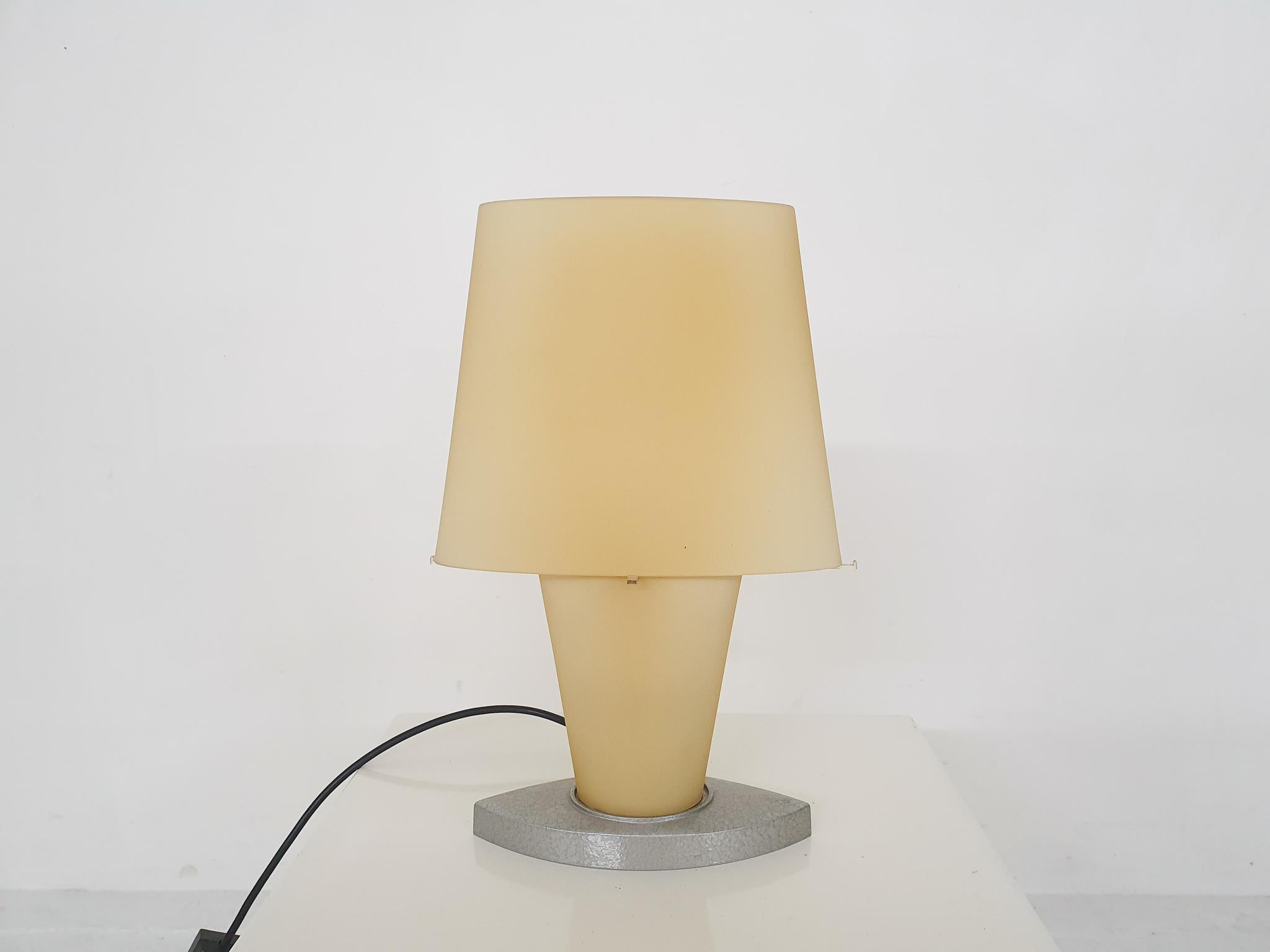 Glass and metal table light by Daniela Puppa for Fontana Arte.
With two light bulbs under and one above which can be put on seperatly.
In good original condition.