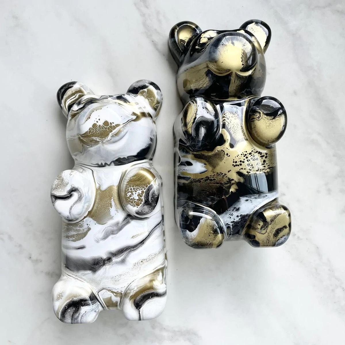 DANIELA - Weißer Marmorbär Design (Schwarz), Figurative Sculpture, von daniela