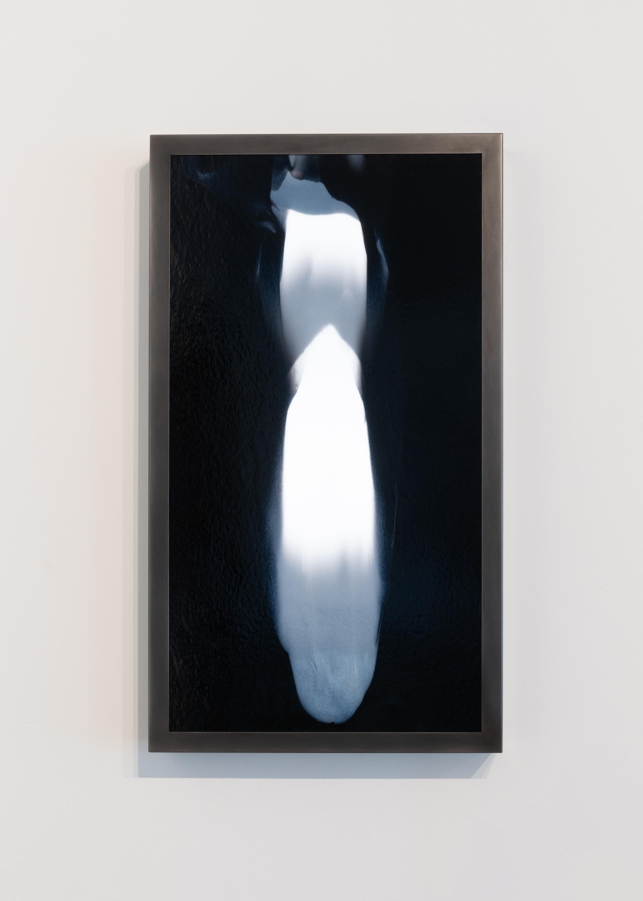 Meltform no.10 est une exploration de la matière, de la couleur et de la lumière. La composition de ce caisson lumineux sculptural en verre et en métal est créée par des verres de différentes couleurs fondus et fusionnés ensemble, puis roulés dans