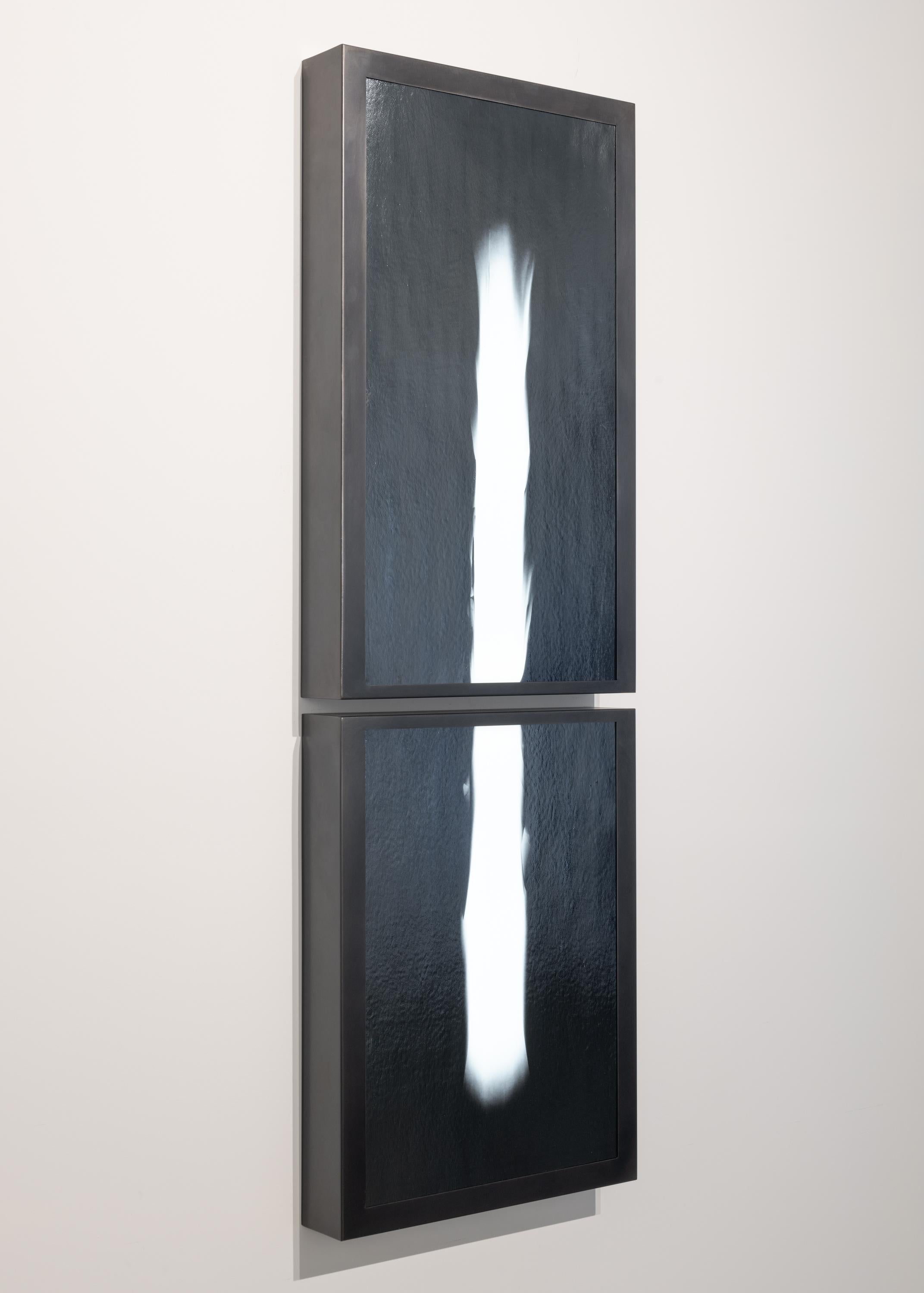 Meltform No. 14 è un'esplorazione di materiali, colori e luce. La composizione di queste scatole luminose scultoree in vetro e metallo è creata da vetri di diversi colori fusi e uniti insieme, poi laminati in un'acciaieria e appiattiti in una