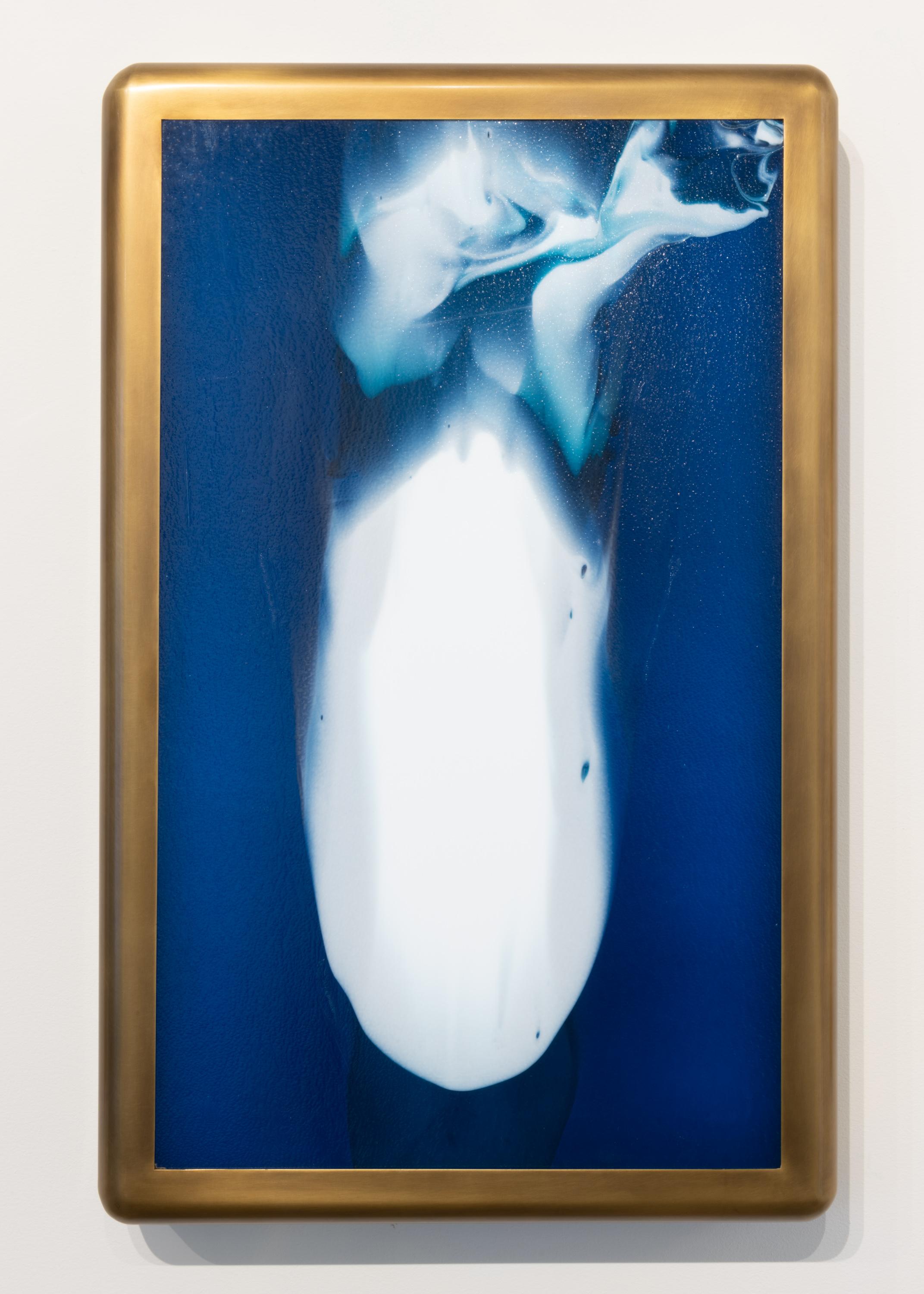 Meltform No. 4 est une exploration de la matière, de la couleur et de la lumière. La composition de ce caisson lumineux sculptural en verre et en métal est créée par des verres de différentes couleurs fondus et fusionnés ensemble, puis roulés dans