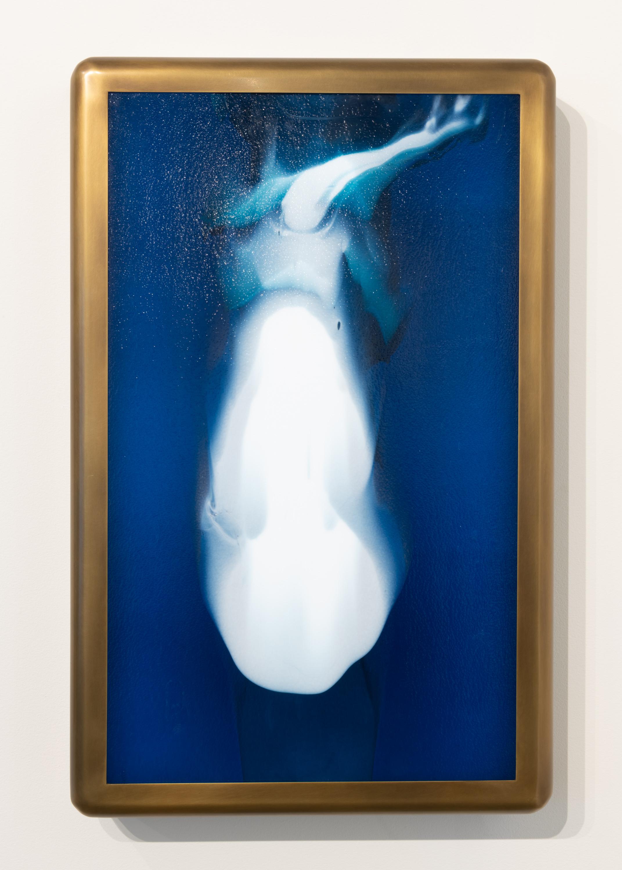 Meltform No. 5 est une exploration de la matière, de la couleur et de la lumière. La composition de ce caisson lumineux sculptural en verre et en métal est créée par des verres de différentes couleurs fondus et fusionnés ensemble, puis roulés dans