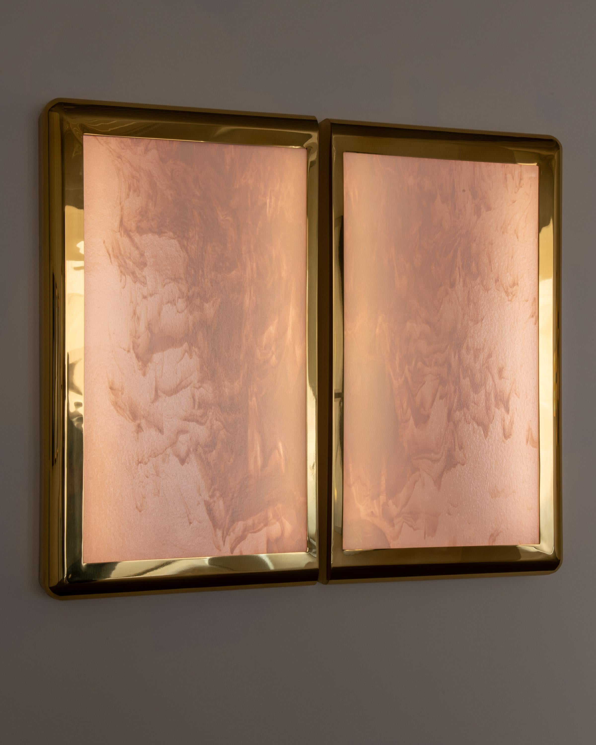 Meltform No. 7 est une exploration de la matière, de la couleur et de la lumière. La composition de ces caissons lumineux sculpturaux en verre et en métal est créée par des verres de différentes couleurs fondus et fusionnés ensemble, puis laminés