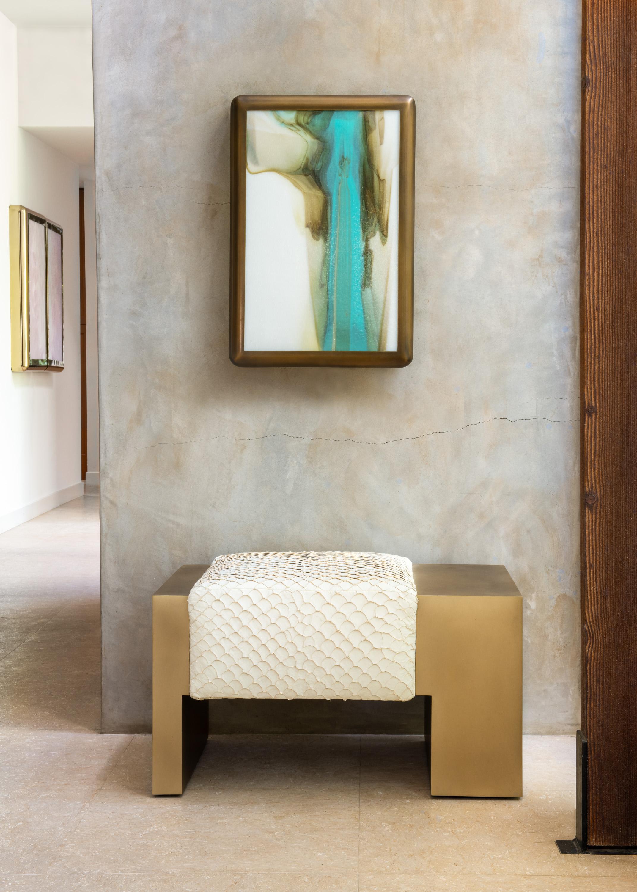 Meltform No. 9 est une exploration de la matière, de la couleur et de la lumière. La composition de ce caisson lumineux sculptural en verre et en métal est créée par des verres de différentes couleurs fondus et fusionnés ensemble, puis roulés dans