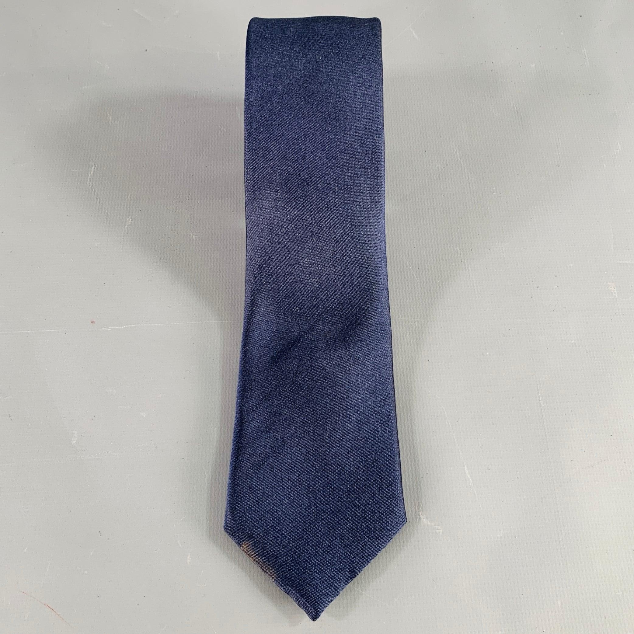 DANIELE ALESSANDRINI necktie
in a navy silk satin featuring a narrow style. Made in Italy.Good Pre-Owned Condition. Moderate marks at end of tie. 

Measurements: 
  Width: 2.5 inches Length: 62 inches 
  
  
 
Sui Generis Reference: