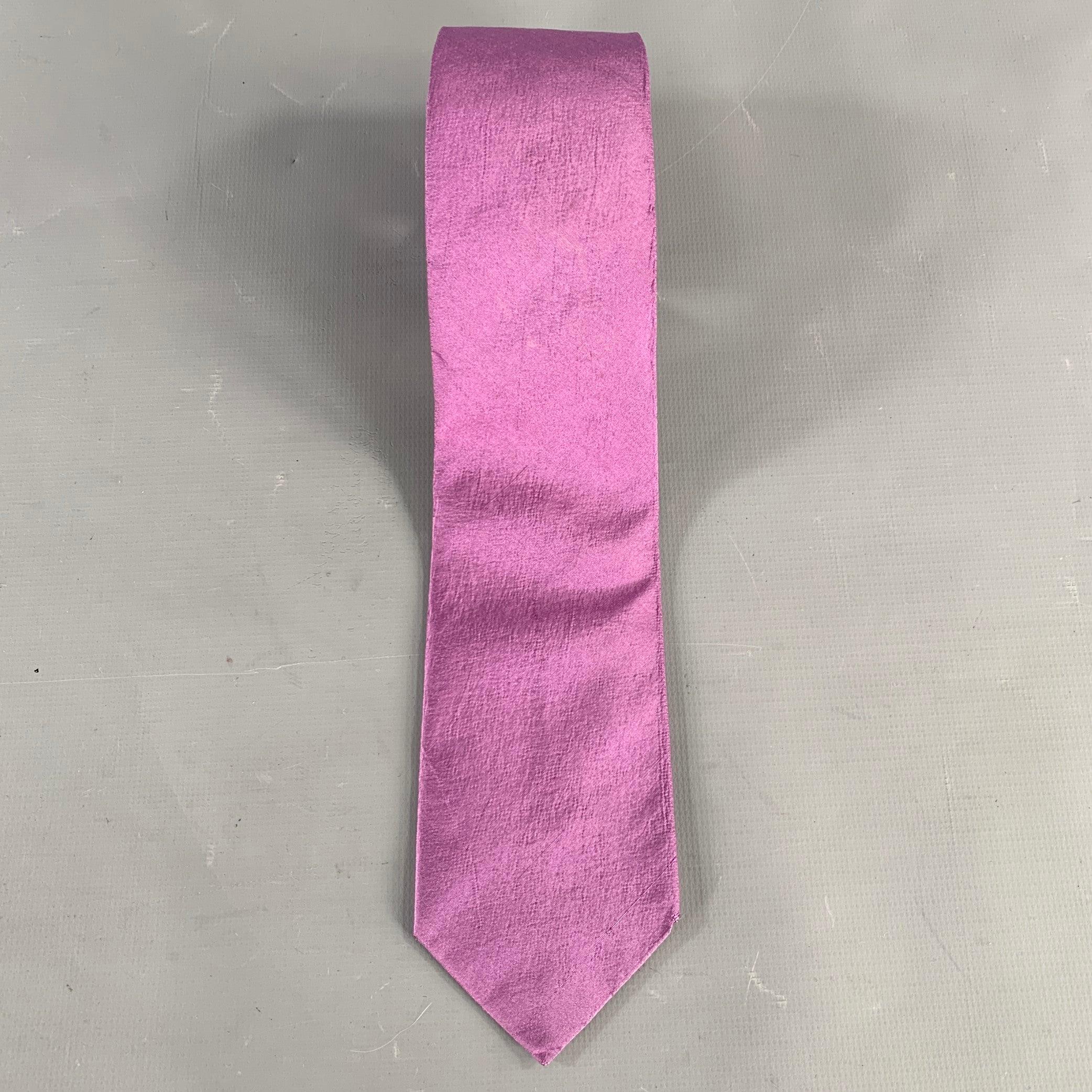 DANIELE ALESSANDRINI necktie in a lilac purple textured silk featuring a narrow design. Made in Italy.Very Good Pre-Owned Condition. 

Measurements: 
  Width: 2.5 inches Length: 58 inches 

  
  
 
Sui Generis Reference: 135858
Category: Tie
More