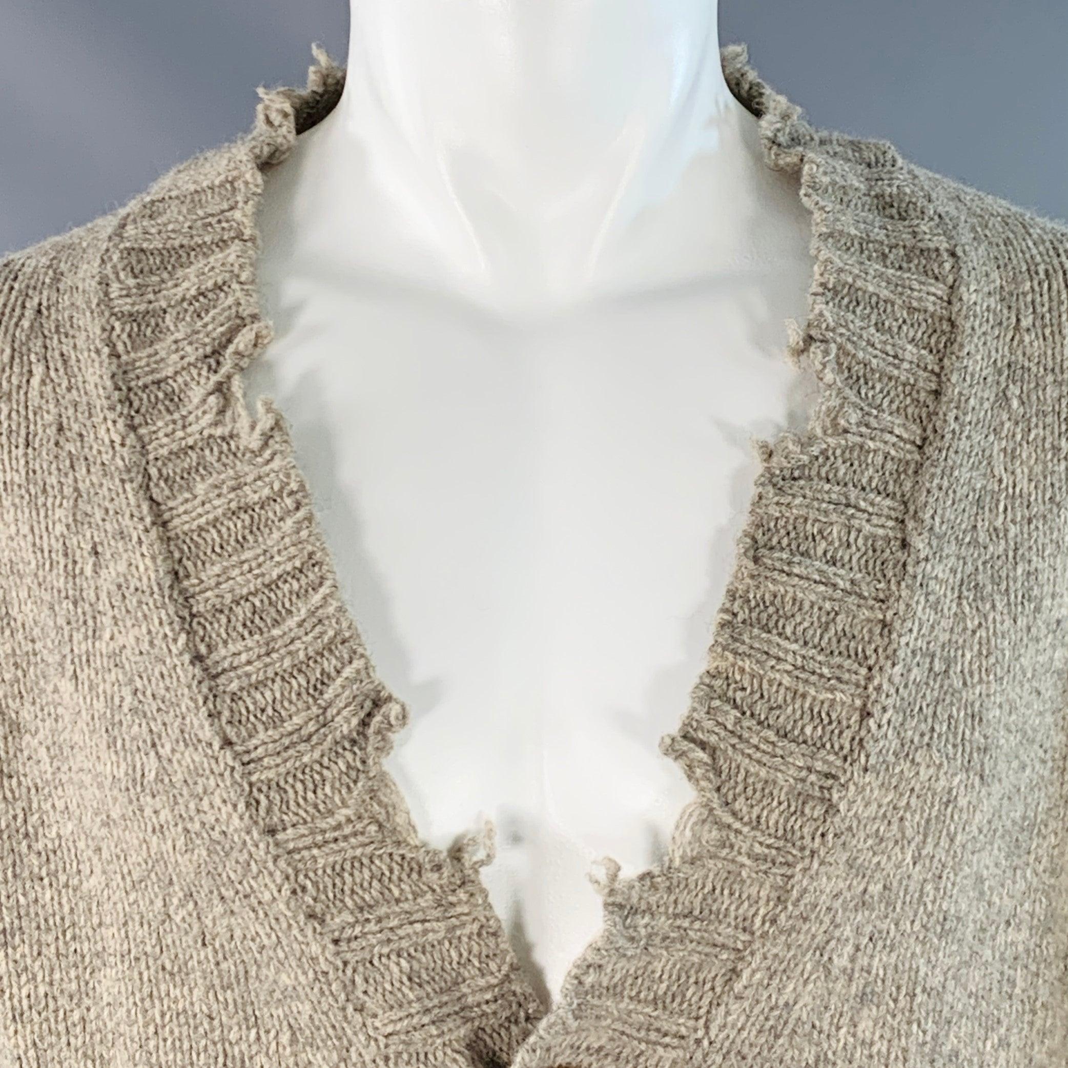 Cardigan di Daniele Alessandrini
in maglia di lana grigia, con uno stile vissuto, due tasche e chiusura a bottoni. Made in Italy.Ottime condizioni di usato. Minimo pilling. Il disagio è una parte intenzionale del design. 

Contrassegnato:   IT 50