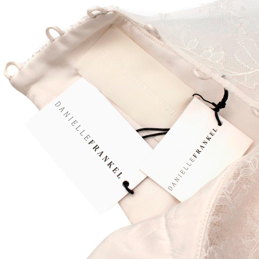 Danielle Frankel Elfenbeinfarbenes Julia Kleid mit Spitzenbesatz aus Seide mit hohem Ausschnitt - Größe US 6 (Beige) im Angebot
