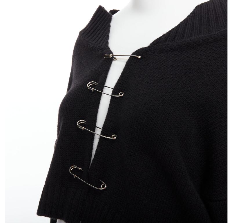 DANIELLE GUIZIO black virgin wool blend silver safety pin cropped cardigan XS/S
Reference: YIKK/A00163
Brand: Guizio
Material: Virgin Wool, Blend
Color: Black, Silver
Pattern: Solid
Closure: Safety Pin
Made in: Italy

CONDITION:
Condition: