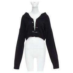 DANIELLE GUIZIO schwarze Strickjacke mit Sicherheitsnadel in Kurzform aus Schurwollmischung und Silber XS/S