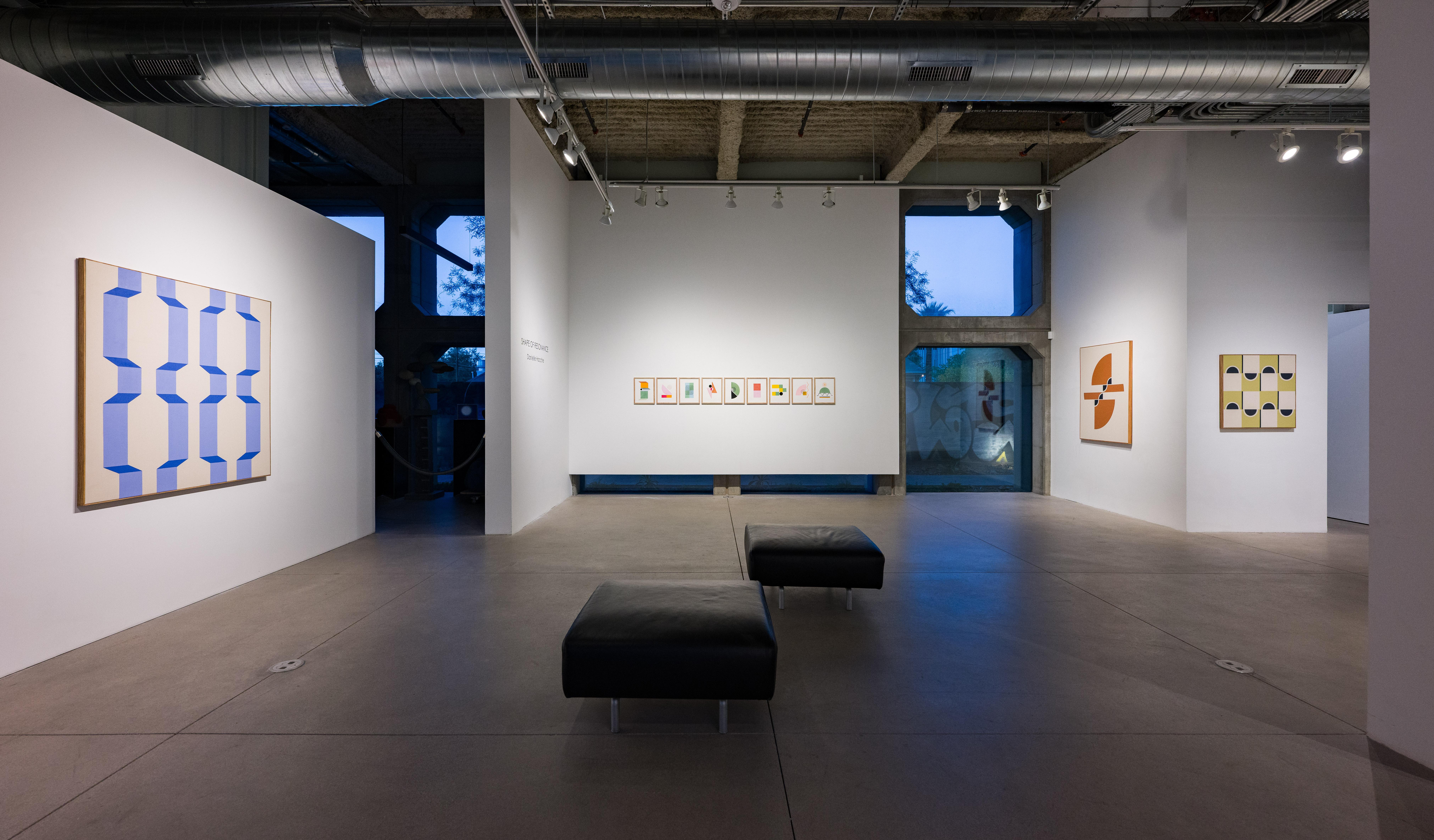 acrilico su tela grezza
b. 1979, Poole, Dorset, Regno Unito

In questa nuova serie di lavori, esploro l'intersezione tra architettura minimalista, design e la bellezza grezza dei materiali. Ispirandomi al movimento Bauhaus e all'architettura