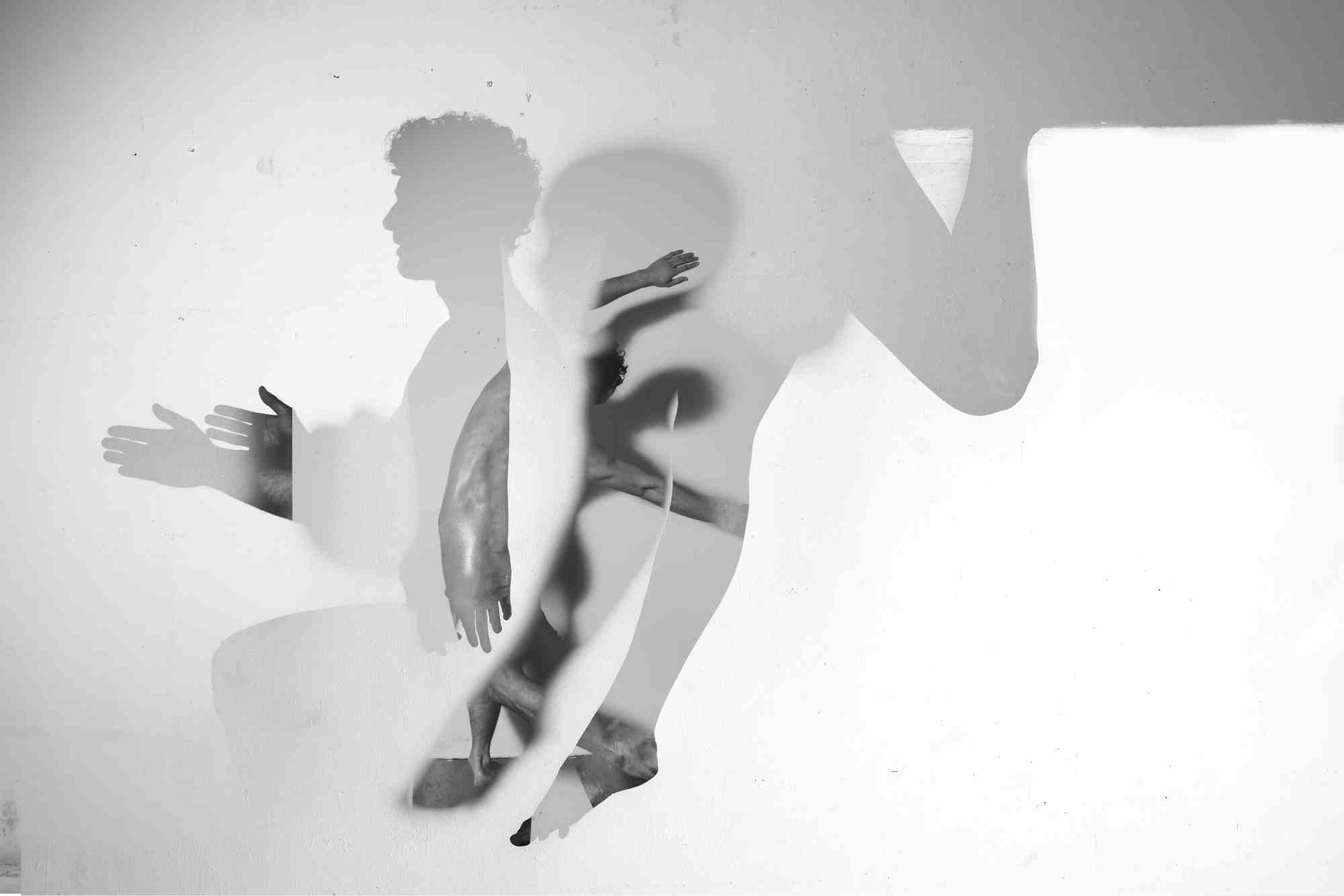 "Movimento interiore" - Edizione limitata , 5/5 , Mix Media 
Quest'opera d'arte descrive un movimento/occorrenza interiore.
La figura danzante nell'ombra che viene posizionata quando ci si inchina.
Descrive una situazione in cui un bisogno deve