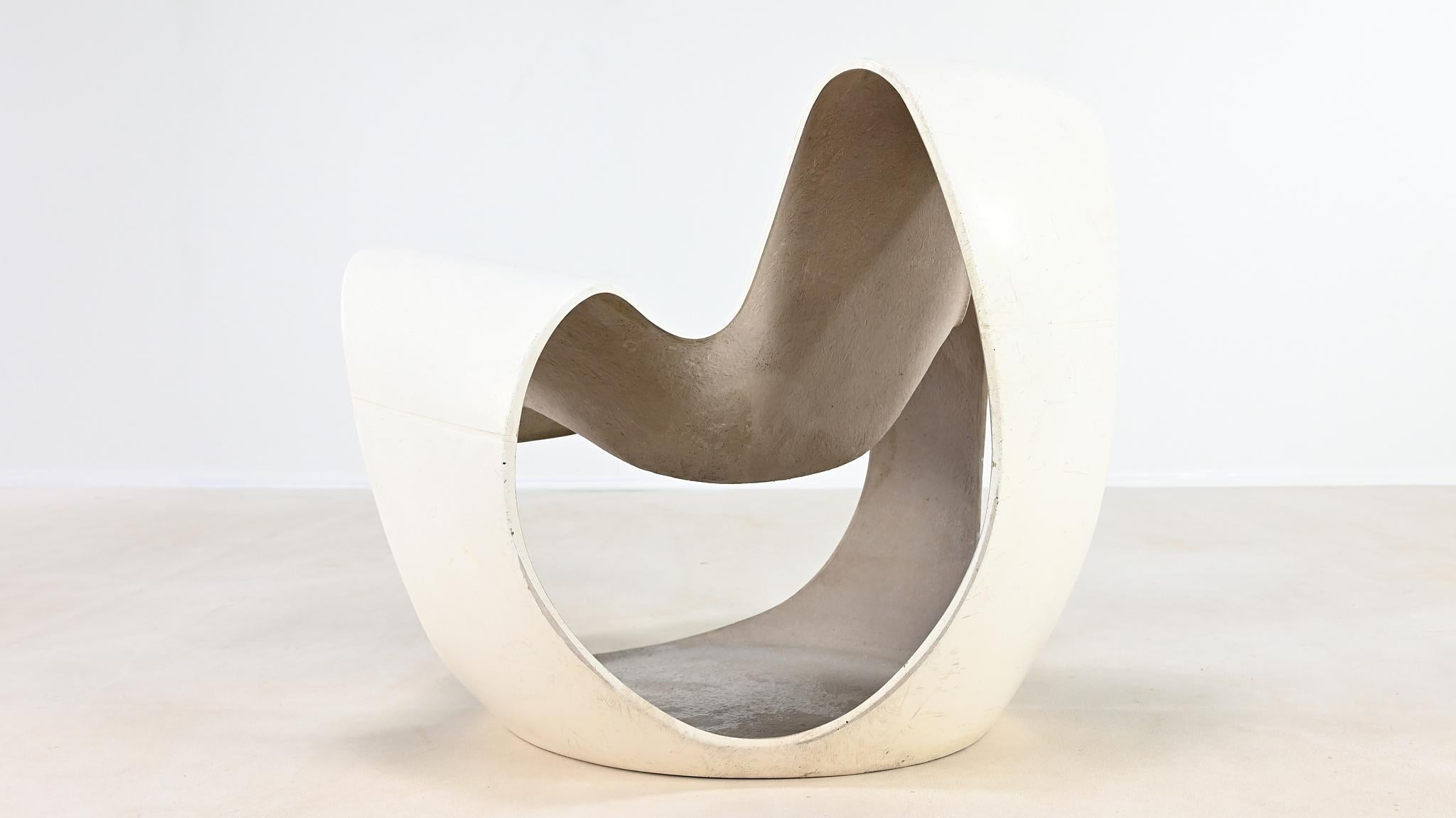 The Albatros lounge chair, edited by Airborne, was designed by French designer Danielle Quarante in the late 1960s and received the Henri Mercier Prize for Best Design at the Salon des Artistes Décorateurs. Its form, both radical and harmonious, was
