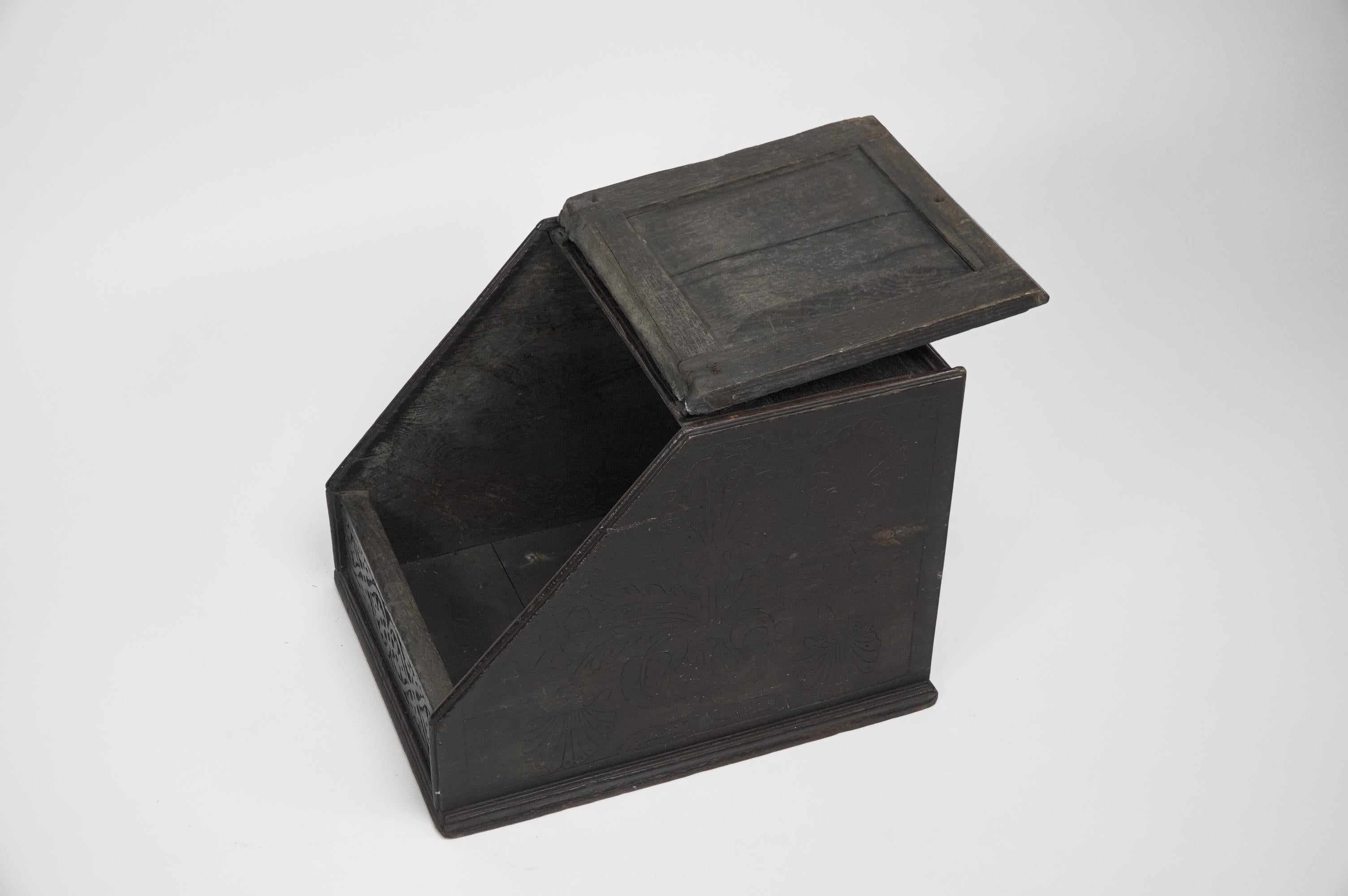 Danier Cottier (style of). An Aesthetic Movement dark oak coal box In Good Condition For Sale In London, GB